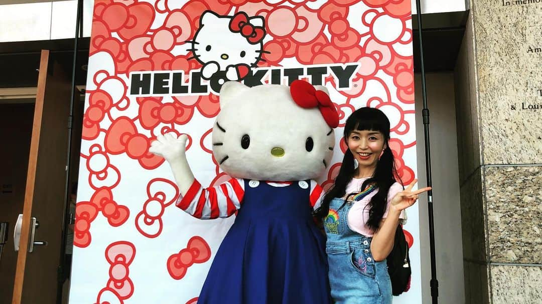 まりかさんのインスタグラム写真 - (まりかInstagram)「Hello my wife🤭ロスめちゃくちゃハローキティー流行ってる。  #hellokittycafe」8月12日 17時07分 - maricahase