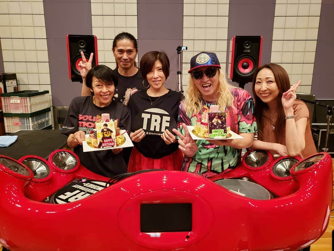 DJ KOOさんのインスタグラム写真 - (DJ KOOInstagram)「TRF a-nationのスタジオリハーサルで！！8月生まれのEtsu & DJ KOO！！ お誕生日会！！ メンバーの誕生日は皆でケーキを食べるのがTRFの慣わし！！嬉しありがたき我がチーム！！ #anation2019 大阪公演 TRFの出演は8月18(日)！！ #TRF #anation #誕生日 #etsu #DJKOO」8月12日 17時10分 - dj_koo1019