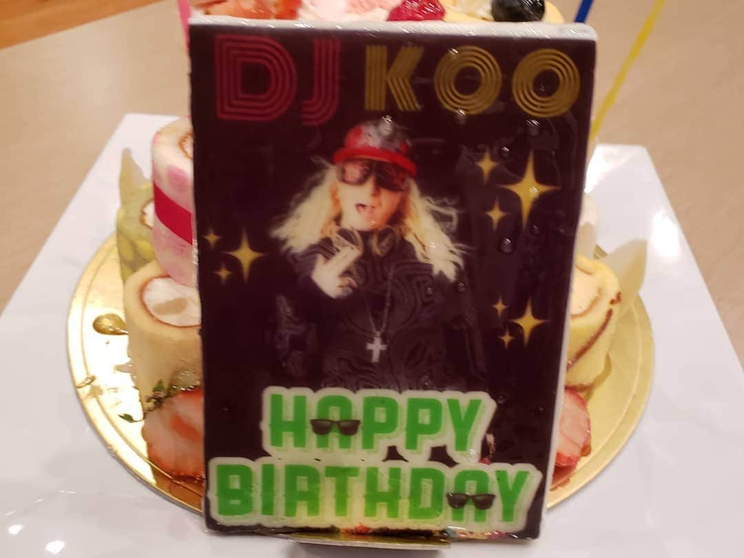 DJ KOOさんのインスタグラム写真 - (DJ KOOInstagram)「TRF a-nationのスタジオリハーサルで！！8月生まれのEtsu & DJ KOO！！ お誕生日会！！ メンバーの誕生日は皆でケーキを食べるのがTRFの慣わし！！嬉しありがたき我がチーム！！ #anation2019 大阪公演 TRFの出演は8月18(日)！！ #TRF #anation #誕生日 #etsu #DJKOO」8月12日 17時10分 - dj_koo1019