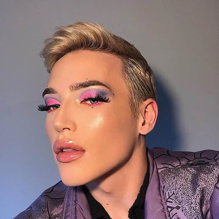 Benefit Cosmetics UKさんのインスタグラム写真 - (Benefit Cosmetics UKInstagram)「Double tap if you're as obssesed with @chrisgravemua 's brow game as we are! 😍😍 He uses #preciselymybrow in shade 5 and #hoola bronzer to achieve his #benefitbrow look, and we are here for it 🙌 #benefit #beauty #regram #MCM . . . 📷 Image Description: A selfie of @chrisgravemua」8月12日 17時16分 - benefitcosmeticsuk