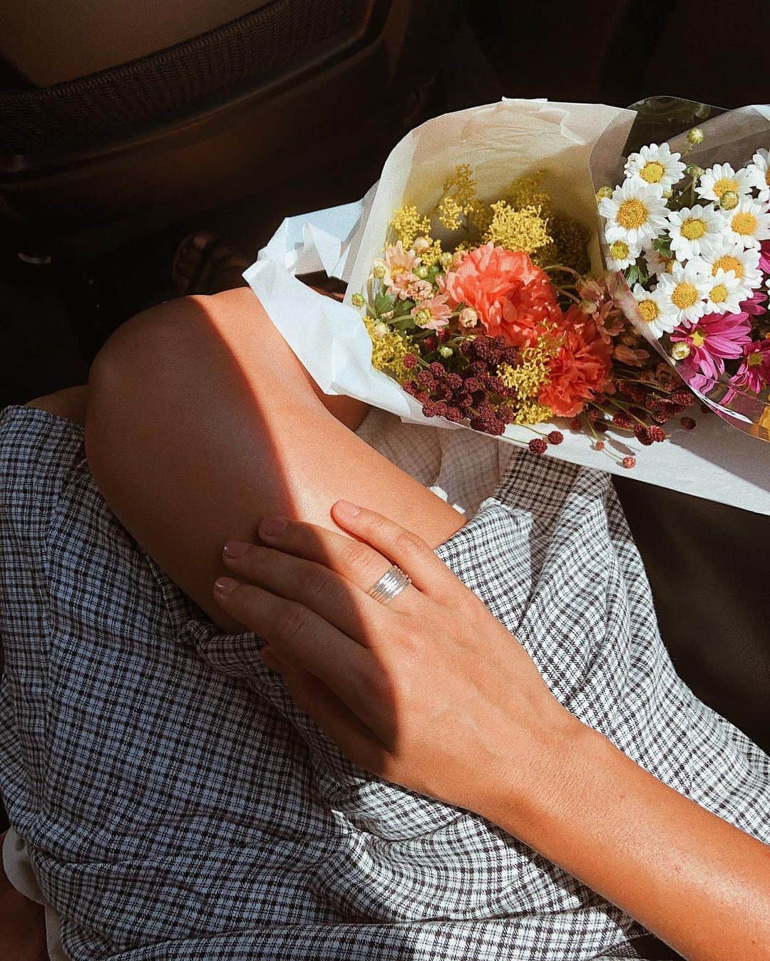Tamikoのインスタグラム：「flowers for ojiichan 🌻💛 お墓参り」