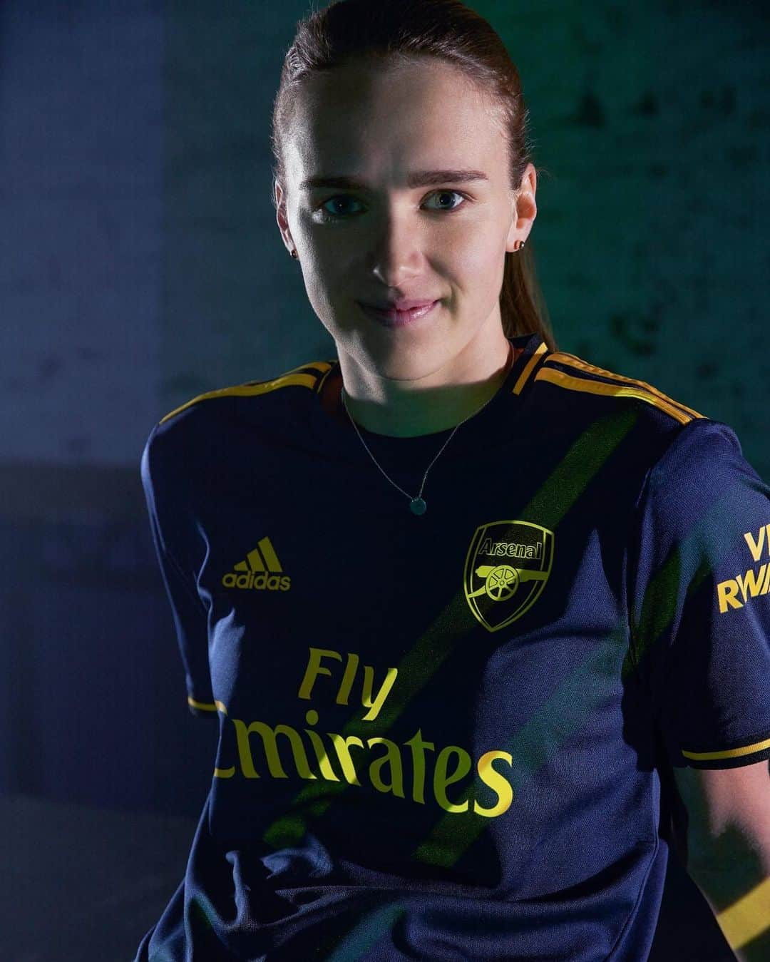 Arsenal Ladiesさんのインスタグラム写真 - (Arsenal LadiesInstagram)「Introducing our brand-new third kit 🤩 @VivianneMiedema 🔥」8月12日 17時11分 - arsenalwfc