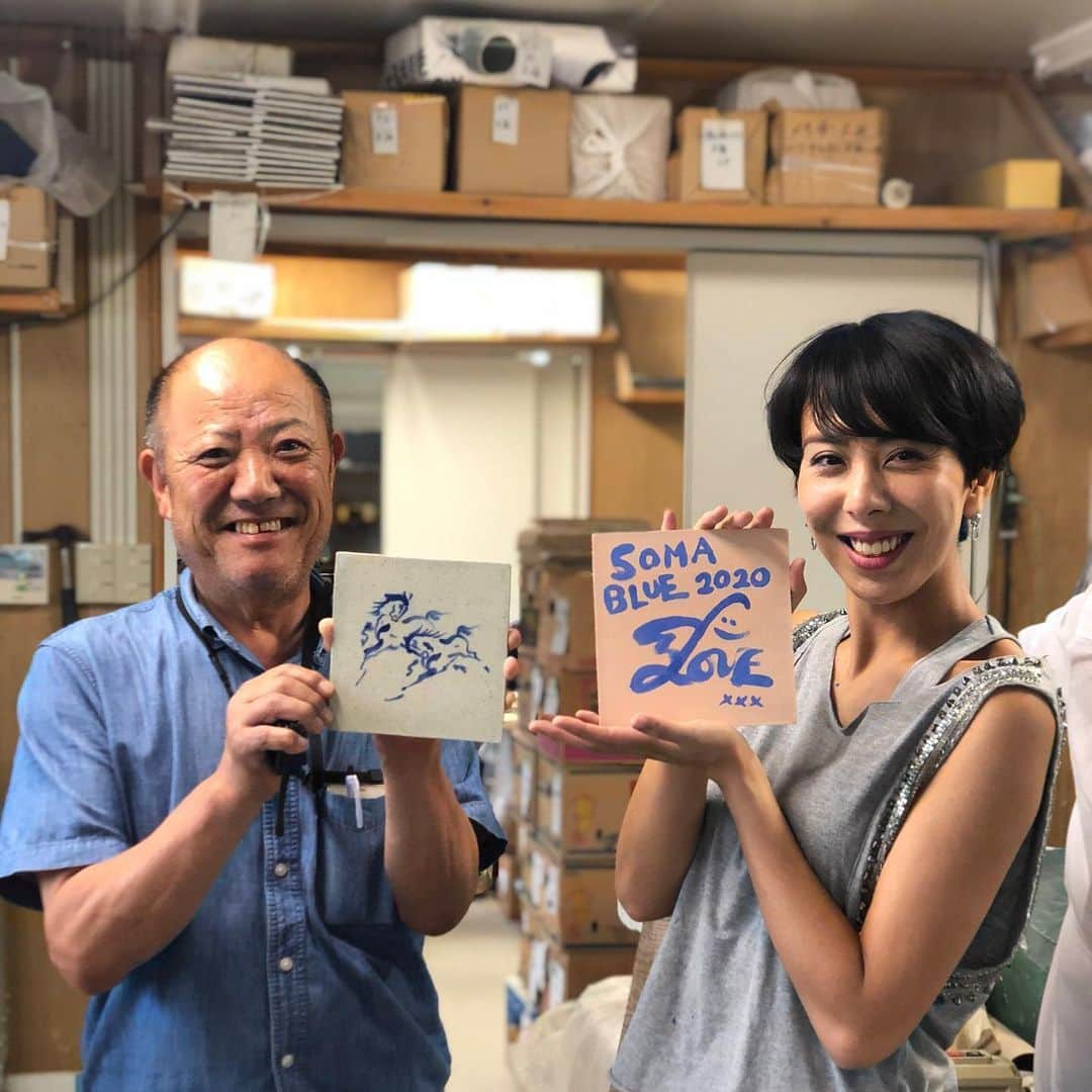LOVEのインスタグラム：「新白河にある松永窯に来ています。 ウフフ。2020年に向けて。  SOMABLUEタイルアートプロジェクト。100%紫外線をはじく、色あせない青の顔料、#yinmnblue で、日本初&たぶん世界初の、下絵薬を作っていただいてます。  去年は上絵薬。 焼きの温度が違うから、今回の下絵の具はまたいちから調合研究してくださいました！  綺麗だよ！絵付け、すんごい楽しい！！ このタイルにメッセージや絵を描いて、永遠に色褪せない希望を後世に伝えよう。福島の海辺の復興に、まだまだ皆さんからの力や関心を届けられたら嬉しいね。来年、新たな「おめでとう」を届けるためのプロジェクト準備中🧢🧵🦋🐟🐳🌏🥏🎽🏄‍♂️⛴🗾 ウフフ！ワクワク！お楽しみに！  #somablue」