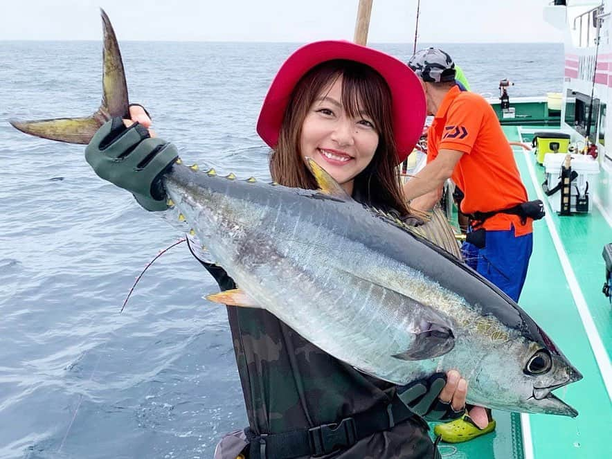 晴山由梨さんのインスタグラム写真 - (晴山由梨Instagram)「相模湾のマグロ&カツオ特訓💪 初めてのキメジが釣れました🐟💛 いつか絶対キハダサイズ釣るぞー✨ . ---------------- ロッド：DAIWA マッドバイパー スティング175 リール：DAIWA SEABORG 800J ---------------- . #相模湾 #一義丸 #釣り #エサ釣り #沖釣り #船釣り #キハダマグロ #キハダ #キメジ #晴山由梨  #seaborg800j #fish #fishing #daiwa #lovefishing  #fishinglife #fishingdaily #fishingtrip  #angler #fishingphotography #boatfishing #sea」8月12日 17時21分 - hareyama_yuri