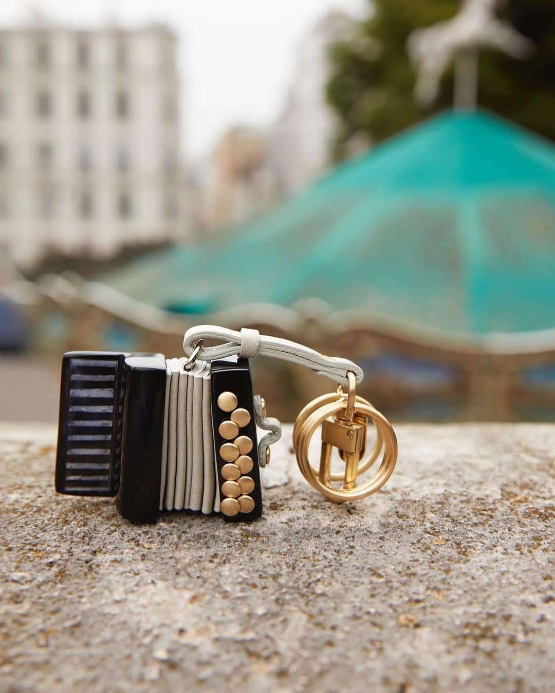 ジャマンピュエッシュのインスタグラム：「Imagine walking on the streets of Montmartre to the sweet sounds of an accordion.  #inspiration #paris #parisfrance #accordion #keychain #jaminpuech #music #love」