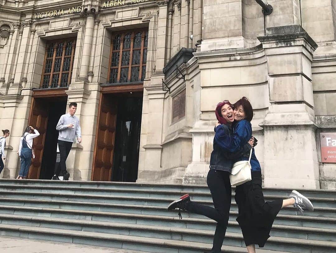 のインスタグラム：「So much love in London 💕 楽しかった〜  Love you all xoxox  #heathrow #london」