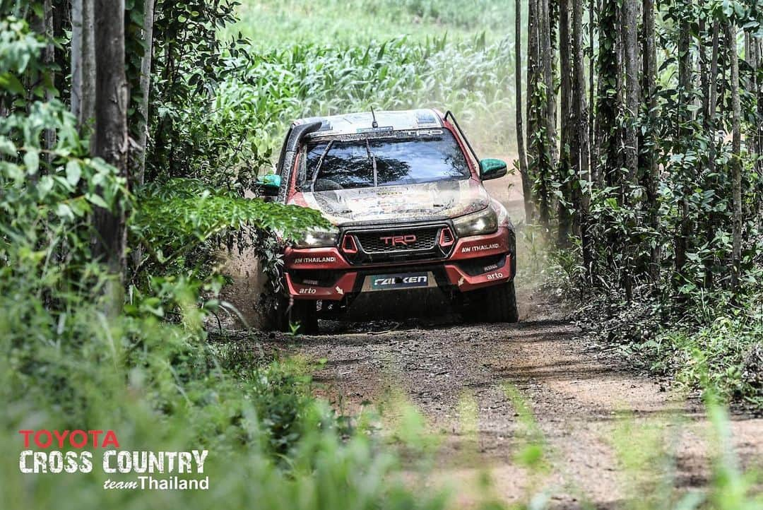 Toyota team thailandさんのインスタグラム写真 - (Toyota team thailandInstagram)「TOYOTA Cross Country team Thailand ส่งรถ Hilux Revo 2 คัน ลงแข่งแรลลี่รายการใหญ่ Asia Cross Country Rally 2019 เส้นทางไทย-พม่า กว่า 2,300 กม. (พัทยา-นครนายก-กำแพงเพชร-แม่สอด-พะอาน-เนปิดอว์) วันที่ 10-16 สิงหาคมนี้ Car No.105: มานะ พรศิริเชิด // กิตติศักดิ์ กลิ่นจันทร์ Car No.111: จรัส แจ้งกมลกุลชัย // ชูพงศ์ ไชยวรรณ โดยมีรถเข้าร่วมรายการทั้งหมด 34 คัน จากทีมแข่ง 8 สัญชาติ เป็นกำลังใจให้พวกเราด้วยนะครับ #อยากเห็นคนไทยหัวใจมอเตอร์สปอร์ต #TeamWork #TOYOTAteamThailand #CheerThai #ThaiPride #ไม่เชียร์ไทยแล้วจะเชียร์ใคร #แข่งรถ #นักแข่ง #ทีมคนไทย #Car #RaceCar #Racing #Revo #CrossCountry #Rally」8月12日 17時27分 - toyotagazooracingteamthailand