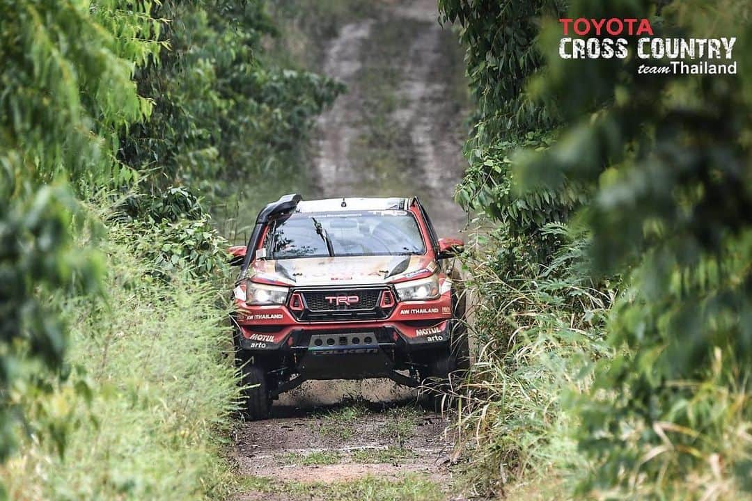 Toyota team thailandさんのインスタグラム写真 - (Toyota team thailandInstagram)「TOYOTA Cross Country team Thailand ส่งรถ Hilux Revo 2 คัน ลงแข่งแรลลี่รายการใหญ่ Asia Cross Country Rally 2019 เส้นทางไทย-พม่า กว่า 2,300 กม. (พัทยา-นครนายก-กำแพงเพชร-แม่สอด-พะอาน-เนปิดอว์) วันที่ 10-16 สิงหาคมนี้ Car No.105: มานะ พรศิริเชิด // กิตติศักดิ์ กลิ่นจันทร์ Car No.111: จรัส แจ้งกมลกุลชัย // ชูพงศ์ ไชยวรรณ โดยมีรถเข้าร่วมรายการทั้งหมด 34 คัน จากทีมแข่ง 8 สัญชาติ เป็นกำลังใจให้พวกเราด้วยนะครับ #อยากเห็นคนไทยหัวใจมอเตอร์สปอร์ต #TeamWork #TOYOTAteamThailand #CheerThai #ThaiPride #ไม่เชียร์ไทยแล้วจะเชียร์ใคร #แข่งรถ #นักแข่ง #ทีมคนไทย #Car #RaceCar #Racing #Revo #CrossCountry #Rally」8月12日 17時27分 - toyotagazooracingteamthailand