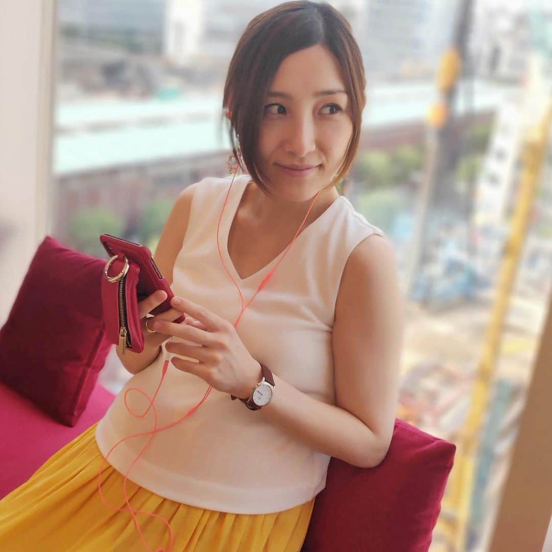 伊藤春香さんのインスタグラム写真 - (伊藤春香Instagram)「耳をふさがずに、﻿ ながら聴きが出来る﻿ 「アンビー」﻿ @ambie_official﻿ ﻿ っていうイヤホンの﻿ 体験のお話を頂いて、﻿ ﻿ 会場が、前から気になってた﻿ 「泊まれる本屋」﻿ BOOK AND BED TOKYO﻿ @bookandbedtokyo だったから、﻿ ノリノリで行ってきた…！﻿ ﻿ このイヤホン、﻿ 耳の穴に埋める感じの﻿ 普通のイヤホンとは違って、﻿ ﻿ 耳にアクセサリーみたいに﻿ ひっかけられるんだけど、﻿ ﻿ 外の音が聞こえるから﻿ 音楽聞きながら、﻿ 友達とも会話出来るの。﻿ ﻿ ワイヤレスバージョンのアンビー、﻿ 家事しながら音楽聞く時に﻿ 便利そうで、普通に買おうかと﻿ 思ってる🐤 ﻿ ＝＝﻿ ﻿ BOOK AND BED TOKYO×ambie﻿ 期間限定キャンペーン実施中🎧﻿ ﻿ @ambie_officialのアカウントをフォローして﻿ ambie公式アカウント内のコラボキャンペーン投稿にいいねするだけで﻿ このイヤホンが貰えるそうです。﻿ ﻿ ＝＝﻿ ﻿ BOOK AND BED TOKYOに﻿ 体験コーナーがあるので、﻿ 行く予定がある方は﻿ ぜひ試してみてください🌸 ﻿ #ambie #アンビー #イヤホン #ながら聴き #bookandbedtokyo #AWA #マタニティ  #マタニティワンピース」8月12日 17時35分 - ha_chu