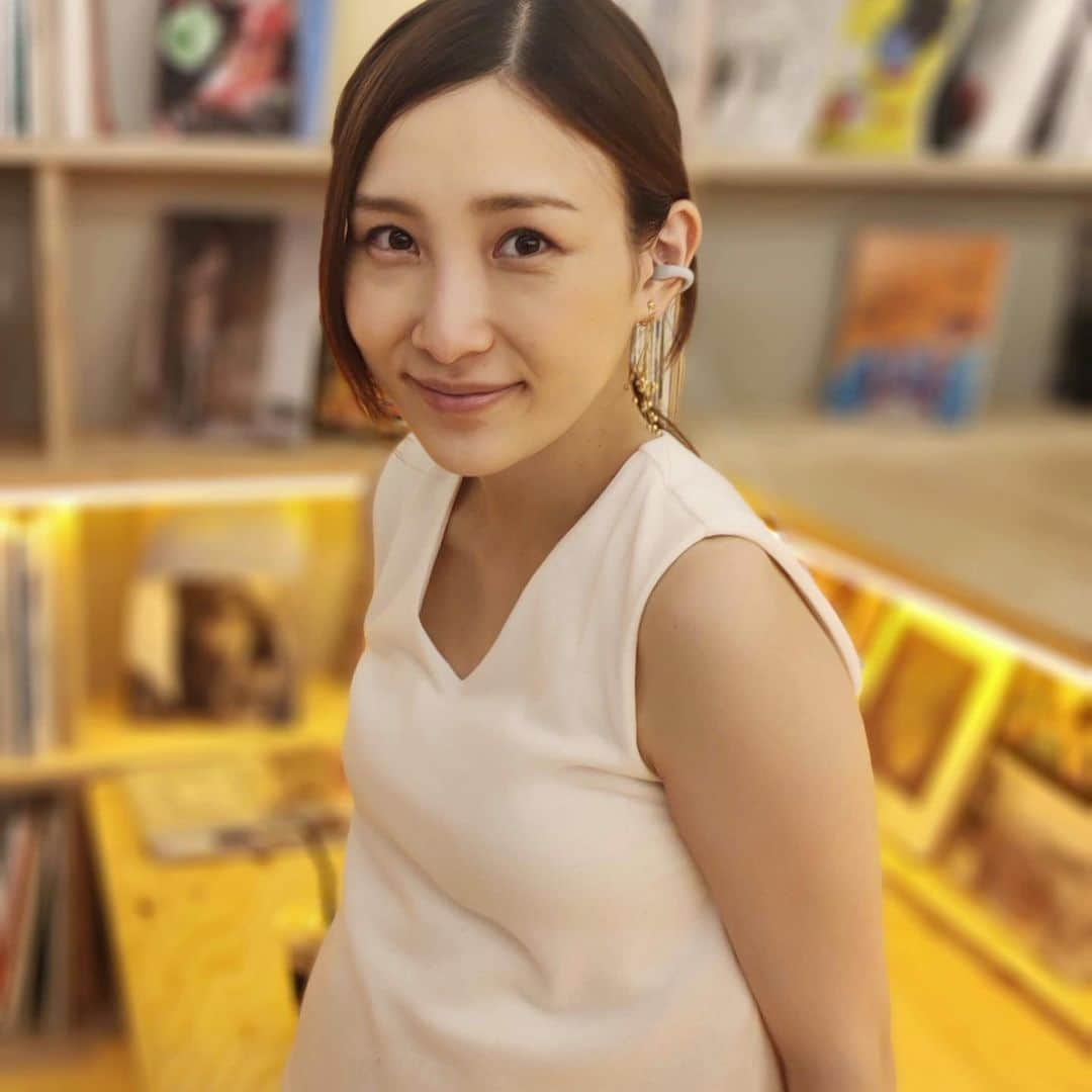 伊藤春香さんのインスタグラム写真 - (伊藤春香Instagram)「耳をふさがずに、﻿ ながら聴きが出来る﻿ 「アンビー」﻿ @ambie_official﻿ ﻿ っていうイヤホンの﻿ 体験のお話を頂いて、﻿ ﻿ 会場が、前から気になってた﻿ 「泊まれる本屋」﻿ BOOK AND BED TOKYO﻿ @bookandbedtokyo だったから、﻿ ノリノリで行ってきた…！﻿ ﻿ このイヤホン、﻿ 耳の穴に埋める感じの﻿ 普通のイヤホンとは違って、﻿ ﻿ 耳にアクセサリーみたいに﻿ ひっかけられるんだけど、﻿ ﻿ 外の音が聞こえるから﻿ 音楽聞きながら、﻿ 友達とも会話出来るの。﻿ ﻿ ワイヤレスバージョンのアンビー、﻿ 家事しながら音楽聞く時に﻿ 便利そうで、普通に買おうかと﻿ 思ってる🐤 ﻿ ＝＝﻿ ﻿ BOOK AND BED TOKYO×ambie﻿ 期間限定キャンペーン実施中🎧﻿ ﻿ @ambie_officialのアカウントをフォローして﻿ ambie公式アカウント内のコラボキャンペーン投稿にいいねするだけで﻿ このイヤホンが貰えるそうです。﻿ ﻿ ＝＝﻿ ﻿ BOOK AND BED TOKYOに﻿ 体験コーナーがあるので、﻿ 行く予定がある方は﻿ ぜひ試してみてください🌸 ﻿ #ambie #アンビー #イヤホン #ながら聴き #bookandbedtokyo #AWA #マタニティ  #マタニティワンピース」8月12日 17時35分 - ha_chu