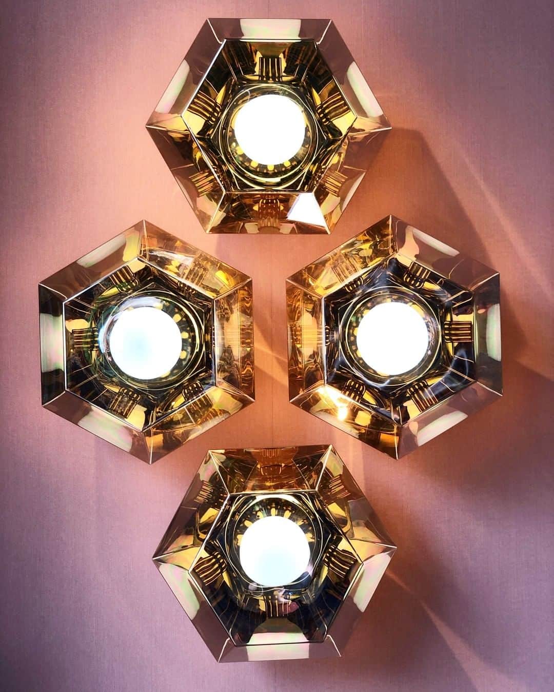 トム ディクソンさんのインスタグラム写真 - (トム ディクソンInstagram)「CUT surface light in gold - see it for yourself in one of our hubs: London, New York, Los Angeles, Hong Kong, Tokyo, Milan.⁠ ⁠ #tomdixon #tomdixonCUT #reflections #interior #interiordesign #design #homedecor #decor #interiorstyling #furniture #inspiration #gold #goldlighting」8月12日 17時35分 - tomdixonstudio