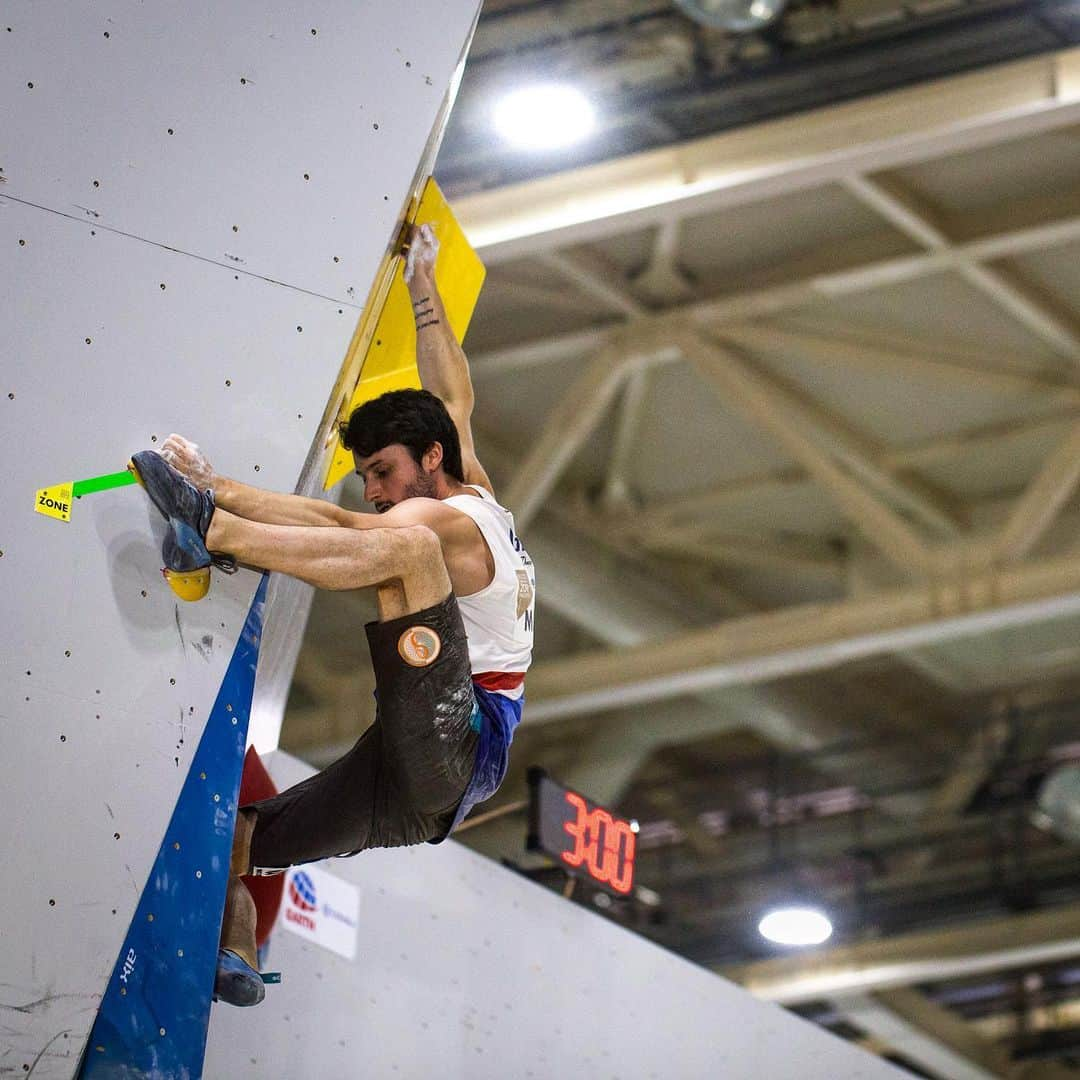 シャウナ・コックジーさんのインスタグラム写真 - (シャウナ・コックジーInstagram)「World Championships Day 2. Men’s Boulder qualification. 104 competitors. 2 groups, 5 boulders for each group, top 10 from each group make it through to the Semi Final. •  A really tough set of boulders for the men today. @adam.ondra and @ogata.yoshiyuki came out on top. GB athlete @nathanphillipsclimbing fought hard and earned a spot in the semi final. •  Photo: @bandofbirds  for @gb_climbing」8月12日 17時38分 - shaunacoxsey