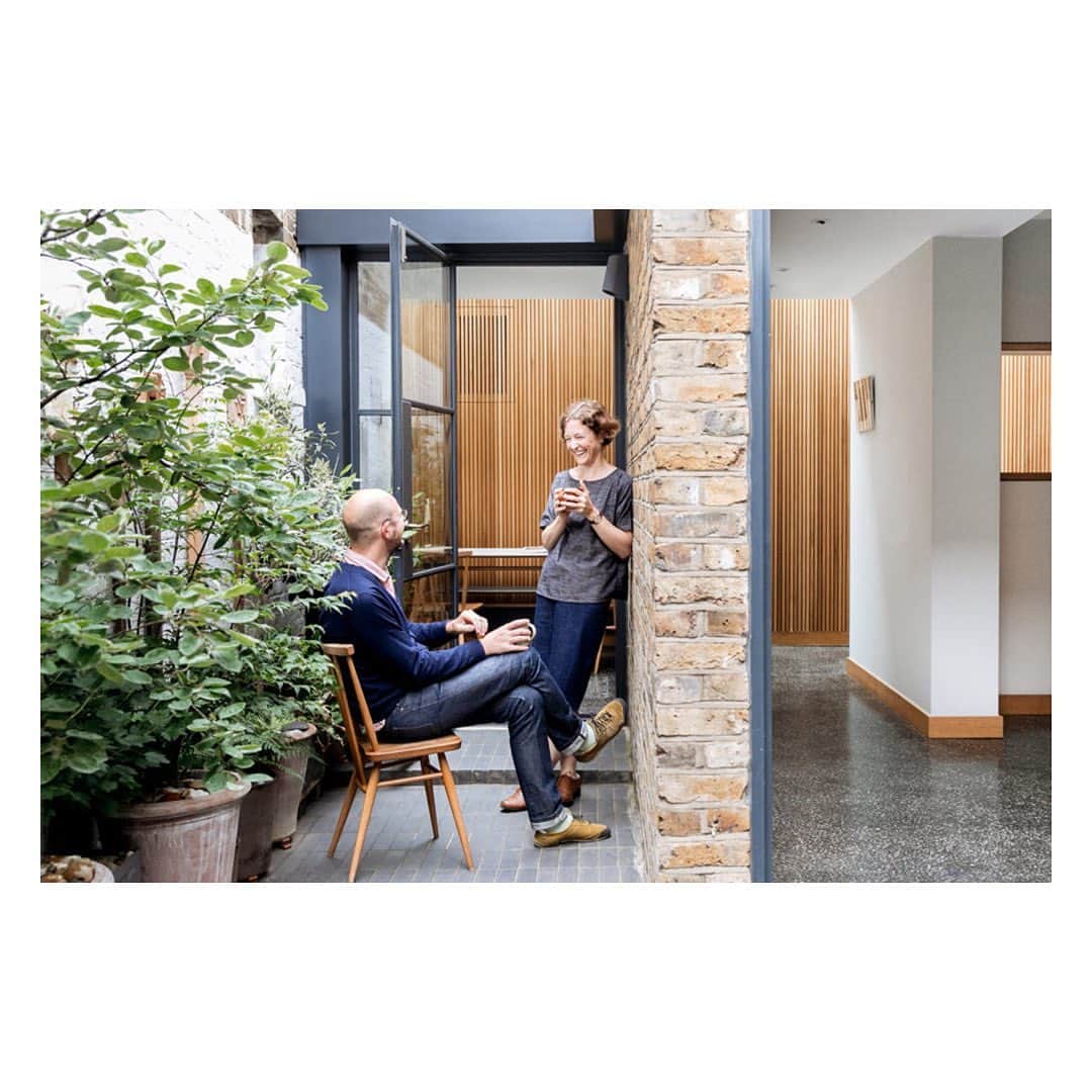 The Modern Houseさんのインスタグラム写真 - (The Modern HouseInstagram)「#forsale Open House: designers Eleanor and Peter Pritchard on moving to east London and converting a former Victorian flour store. Link in our bio to read more.」8月12日 17時43分 - themodernhouse