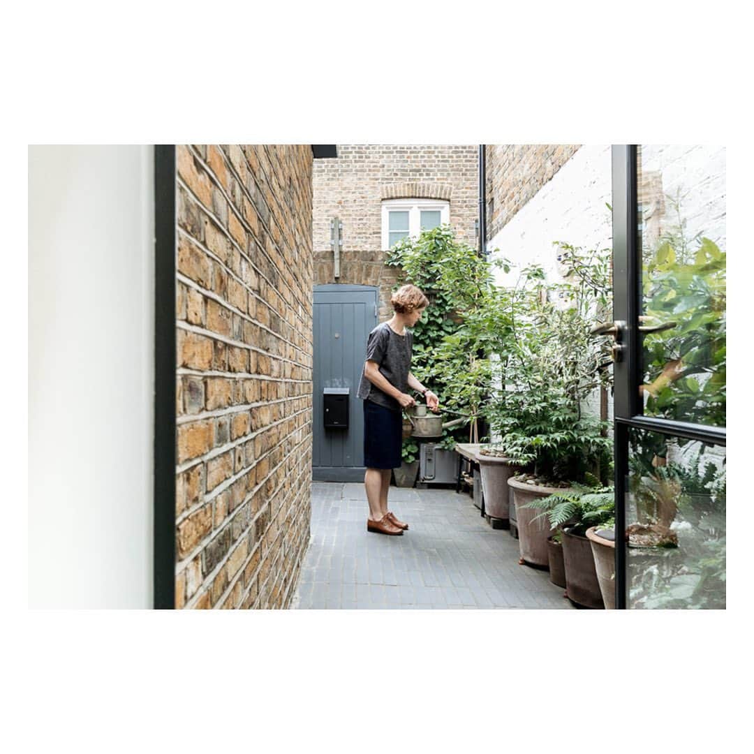 The Modern Houseさんのインスタグラム写真 - (The Modern HouseInstagram)「#forsale Open House: designers Eleanor and Peter Pritchard on moving to east London and converting a former Victorian flour store. Link in our bio to read more.」8月12日 17時43分 - themodernhouse