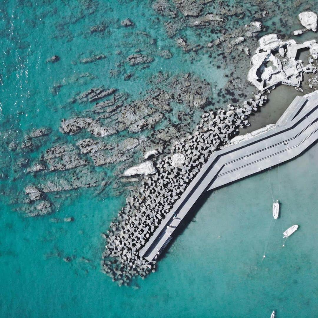 市川渚さんのインスタグラム写真 - (市川渚Instagram)「You can see the sea looks brighter and bluer from the sky! #droneview﻿ ﻿ ﻿ ﻿ 海は空から見るとより青く見える🌊﻿ 去年DJIの #ソラタビ の仕事で撮影に来た長者ヶ崎へ再訪。 ﻿ ﻿ ﻿ #birdseyeview#dji#djimavicair#mavicair#djidrones#djijapan#djiglobal#japan#sea#ocean#aerialphotography#dronephotography#空撮#ドローン#dronegirl#dronegirls」8月12日 17時48分 - nagiko