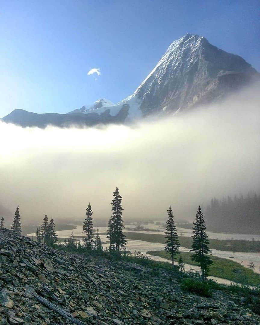 Discover Earthさんのインスタグラム写真 - (Discover EarthInstagram)「Mount Robson, the highest point in the gorgeous Canadian rockies. Looks like the perfect place for an adventure right? 🇨🇦 — 📍#DiscoverCanada — 📸 Photos by @walasavagephoto via @earthfocus」8月12日 17時59分 - discoverearth