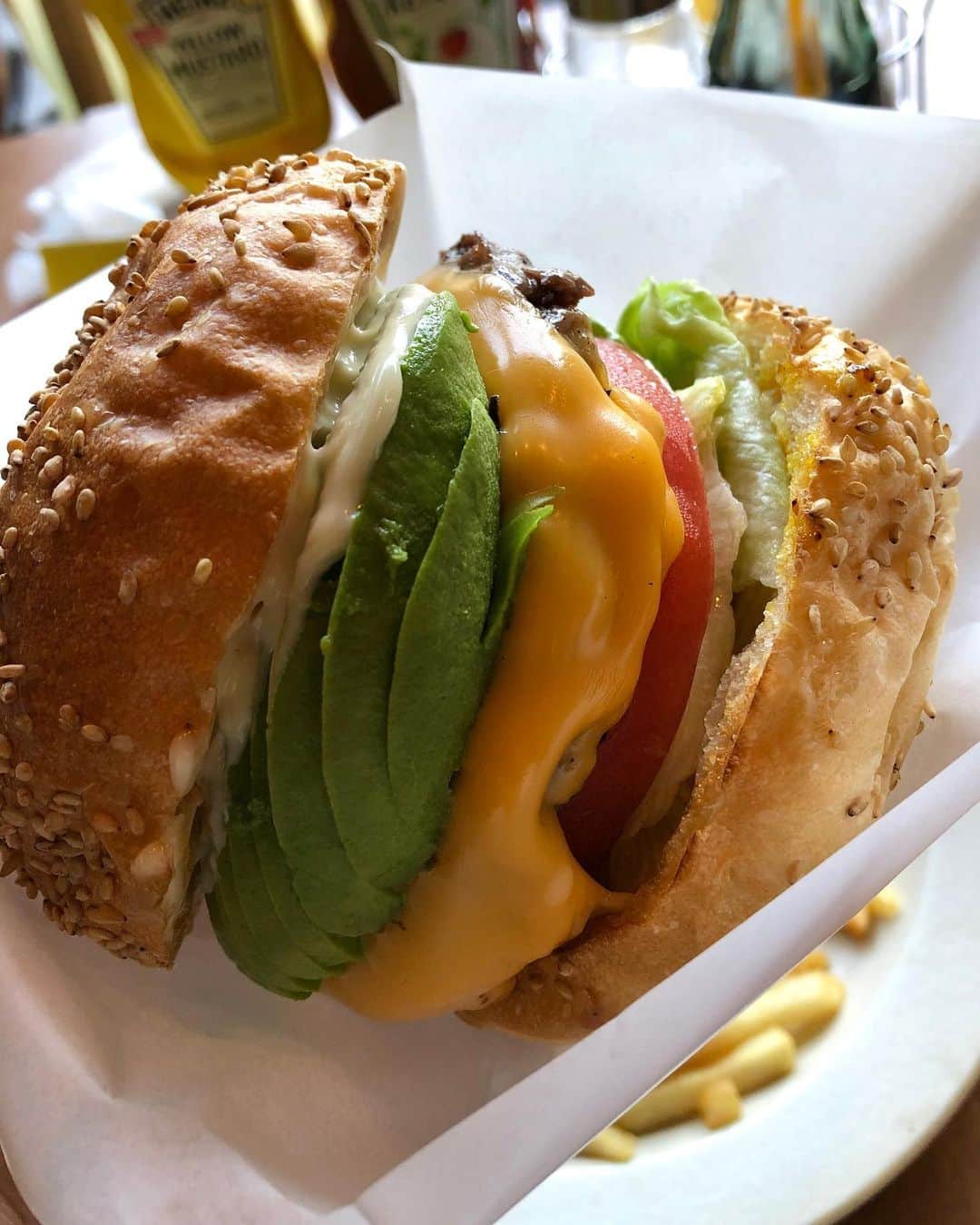 中山美香さんのインスタグラム写真 - (中山美香Instagram)「うまー😍😍😍 ハンバーガー食べるの久しぶり😍😍😍 . . . #ハンバーガー #アボカド #チーズ #美味しい #hamburger #yummy #love #happy #food」8月12日 17時53分 - mika5nakayama