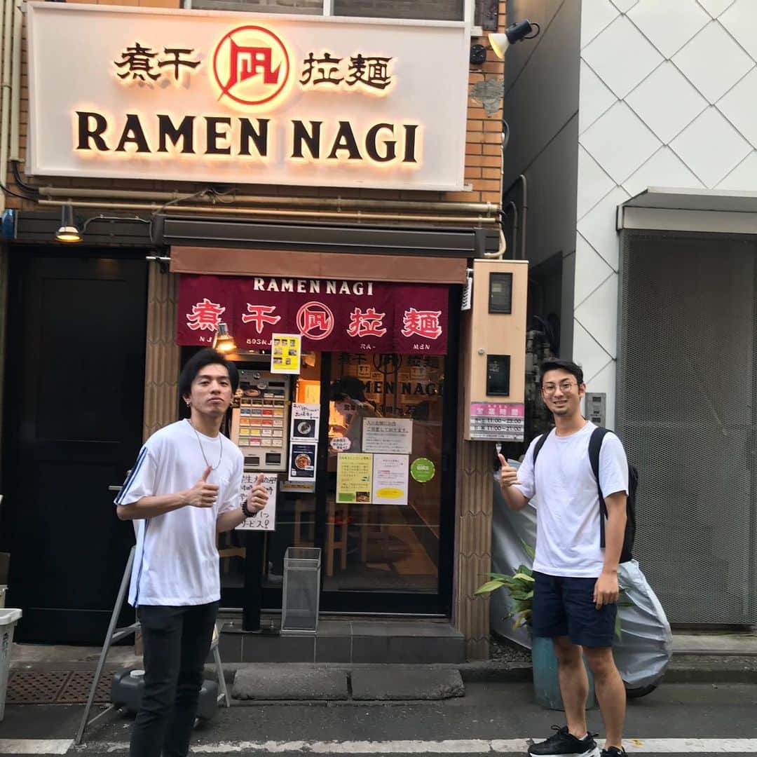 ETHOSさんのインスタグラム写真 - (ETHOSInstagram)「どーも！  エトスのかずきです。  最近はホントに東京、京都に外国人観光客おおいですよね？  最近はブログ記事を書く仕事で、 ・ フィリピン人と一緒に、 ・ ☑️下北沢のタピオカ屋5店舗を食べ歩き ☑️新宿のおすすめラーメンを食べる  などなどをやっています。 （確実に太ってきました）  今度は浅草にパフェを食べに行く予定。  その外国人観光客が行列をつくるのが、 ラーメン屋の『一蘭』です。  ものすっごい数じゃないですか？ 『一蘭』に並ぶ外国人の数。 『一蘭』を食べに行く理由は、ガイドブックに載っていて有名だからです。  じゃあその外国人に『一蘭』以外の おすすめのラーメンを食べてもらうと  その感想はどうなんだろう…  ということで、 フィリピン人のマークと新宿に おすすめのラーメンを食べに行きました。  結果は・・・ 高　評　価　！　！  セブ島にも日本人に馴染みのある、 ・ ☑️カレーのCoCo壱 ☑️タピオカのゴンチャ  などなどの有名店から、 ， ☑️ラーメン屋 ☑️居酒屋 ☑️焼肉屋 ☑️しゃぶしゃぶ屋  などの日本食屋さんが人気です。  フィリピン、オーストラリアなど海外にいても どこでも日本食が食べられる良い時代です。  これから留学する人は、 ぜひ海外の日本食屋さんの質を確かめてみてください。  なかなか高クオリティですよ。  それじゃ！  PS 8月25日は静岡で2カ国留学の相談会です。 9月1日は大阪でも開催します。  少しでも涼しくなっててほしいですね〜 ・ ・ ・ プロフィールのURLからHPもチェックしてください😇 👇 @ethos_cebu ・ ・ ・ #セブ島 #セブ #フィリピン #ワーホリ #ワーキングホリデー #留学 #セブ島留学 #フィリピン留学 #ホームステイ #海外留学 #語学留学 #短期留学 #ワーホリ生活 #留学中 #留学準備 #海外就職  #高校留学 #セブ島生活 #セブ生活 #フィリピン生活 #東南アジア旅行 #東南アジア好き #留学したい人と繋がりたい #社会人留学 #ワーホリしたい #格安留学 #長期留学  #新宿7丁目 #ラーメン凪  #ラーメン」8月12日 17時54分 - ethos_cebu