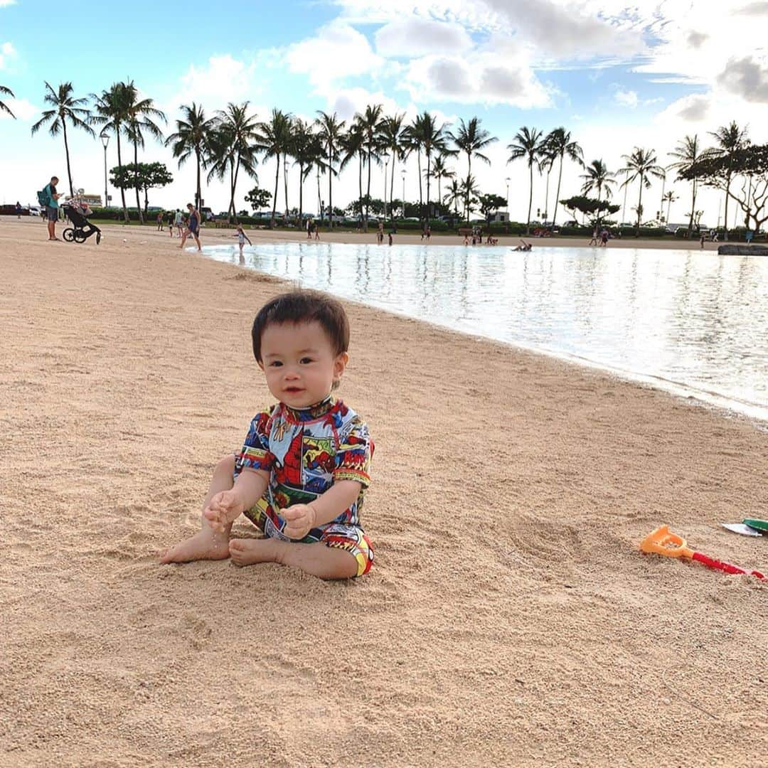 渡香奈さんのインスタグラム写真 - (渡香奈Instagram)「次男、歯が生えてきて何だかコミカルなお顔に…！笑 初ビーチ！砂食べすぎよ🥴🏖 #hawaii #ハワイ #ヒルトンハワイアンビレッジ #ヒルトンラグーン #ビーチデビュー #baby #beach」8月12日 17時56分 - kanarina1261