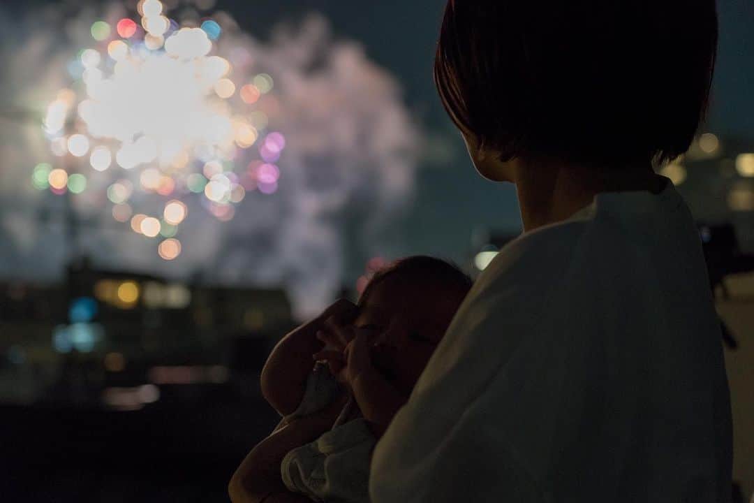 星村麻衣のインスタグラム：「息子と花火🎆✨ #花火 #2019夏」