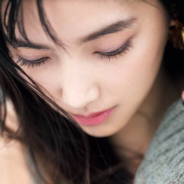 美的 Biteki's official Instagram! さんのインスタグラム写真 - (美的 Biteki's official Instagram! Instagram)「＼抜け感まつげブームに異変!?／ 【「旬まつげメイク」で、横顔にも色気をプラス！～基本編～】 ・ この秋、マスカラがじわじわとブーム復活の兆しをみせています！ 目元に立体感を生み、ほのかな影を演出してくれる美しいまつげは、“かっこいい色気”に欠かせないキーワード。 この秋の選び方＆作り方をメイクトレンドに精通する人気ヘア＆メイクアップアーティストのpaku☆chanさん（@paku_chan）が徹底解説します♪ ・ 眉やシャドウの人気に押され、すっかり脇役になっていたまつげが、“大人っぽい色気”ブームの流れで、今、再び注目されています！とpaku☆chanさん。 この秋は“数年に1回のまつげメイク変革期”なんだそう。詳しくお話をお聞きしました！ （paku☆chanさん）「優しく柔らかく仕上げて、とにかくまつげメイクを“抜いていた”のはもう過去の話。実際、最近出番が多いのは、まつげの存在を強調できる黒マスカラ。10年前のようにがっつり盛るのは、もちろん論外ですが、程よい強さは戻ってきています！」 ・ たかがまつげ、されどまつげ。数ミリが顔だちや印象を変えるだけでなく、まつげは“時代が映し出される”重要なパーツ。 これからの「旬まつげ」は、3つの条件を満たす“かっこいい色気”を宿したまつげ！！古く懐かしい顔にならないために見直しが大切なんです！ モデル・女優の春花さん（@harukaoffi）が挑戦してくれた姿を、早速確認していきましょう? ・ （気になる旬のまつげの条件＆使用したコスメはスワイプしてチェック→) ・ 【条件1】赤みレスの深め濃厚カラー（2枚目） 顔だちを柔らかく見せたいときに赤みは有効ですが、凜としたかっこいい色気となると、また別。黒のように赤みのない、濃厚で深い色がマストです。 ・ 【条件2】繊細だけど存在感のある美ボリューム（3枚目） 理想は、素まつげと見まがう程繊細でありながら、毛の１本１本がくっきり際立つようなまつげ。華奢だけど強さのあるその様は、まさにかっこいい色気の女性像そのものです。 ・ 【条件3】ストレートニュアンスのカール（4枚目） カールは強い程いいという思い込みはもはや捨てるべし。瞳にほのかな影を落とすような、上がりすぎていないまつげが正解です。 ・ ＼使用コスメはコチラ／ マスカラ（5枚目）：カネボウ化粧品/キッカ シェイプディファインマスカラ 01　￥4,000 コンパクトなブラシで細部まで繊細に仕上がる。 リップ（6枚目）：セルヴォーク ディグニファイド リップス 24　￥3,200 チーク（7枚目）：セルヴォーク インフィニトリー カラー 13　￥3,200 アイシャドウ（8枚目）：カネボウ化粧品 ケイト クラッシュダイヤモンドアイズ BR-2 ￥1,200（編集部調べ） ・ いかがでしたか？今年の秋メイクにぴったりハマるのは“かっこいい色気”のあるこんなまつげ。いち早く取り入れてみてください！ ・ #春花 #アイメイク #夏メイク #秋メイク #summermakeup #マスカラ #ケイト #クラッシュダイヤモンドアイズ #キッカ #CHICCA #シェイプディファインマスカラ #インフィニトリーカラー #ディグニファイドリップス #セルヴォーク #celvoke #instabeauty #bitekicom #コスメ #コスメ好きさんと繋がりたい #メイク #メイク好きさんと繋がりたい #美容 #美的 #美的メイク #メイク好き #コスメオタク #コスメ紹介 #女子力向上委員会」8月12日 17時57分 - bitekicom