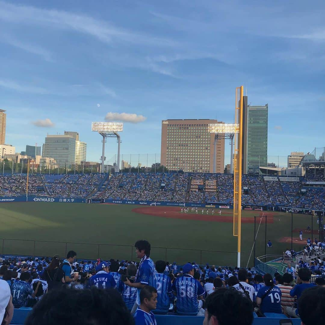 敬太郎さんのインスタグラム写真 - (敬太郎Instagram)「一人ぼっちで神宮球場来てる休日(笑)  急遽探したチケットだけど倍額で買った割にあんまいい席じゃねえな☹️ まあ仕方ない。  ビジターのユニホーム欲しくなるね。  つかみんなメガホン使わないやん。  張り切って持って来たのに何か恥ずかしい。  #denaベイスターズ #野球観戦 #baseball #japanese #一人観戦」8月12日 18時07分 - keitaro_bnv_0507