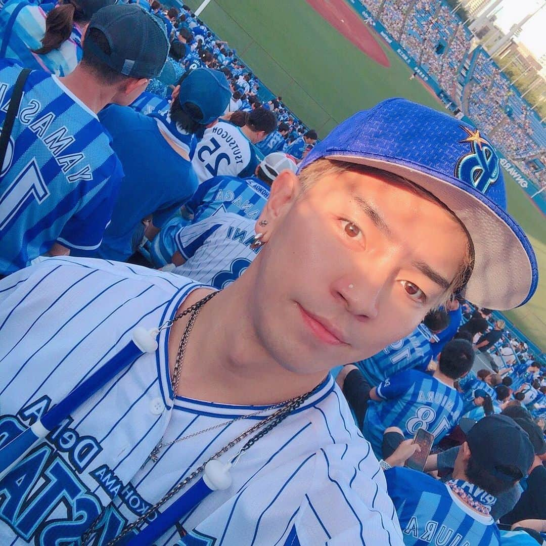 敬太郎さんのインスタグラム写真 - (敬太郎Instagram)「一人ぼっちで神宮球場来てる休日(笑)  急遽探したチケットだけど倍額で買った割にあんまいい席じゃねえな☹️ まあ仕方ない。  ビジターのユニホーム欲しくなるね。  つかみんなメガホン使わないやん。  張り切って持って来たのに何か恥ずかしい。  #denaベイスターズ #野球観戦 #baseball #japanese #一人観戦」8月12日 18時07分 - keitaro_bnv_0507