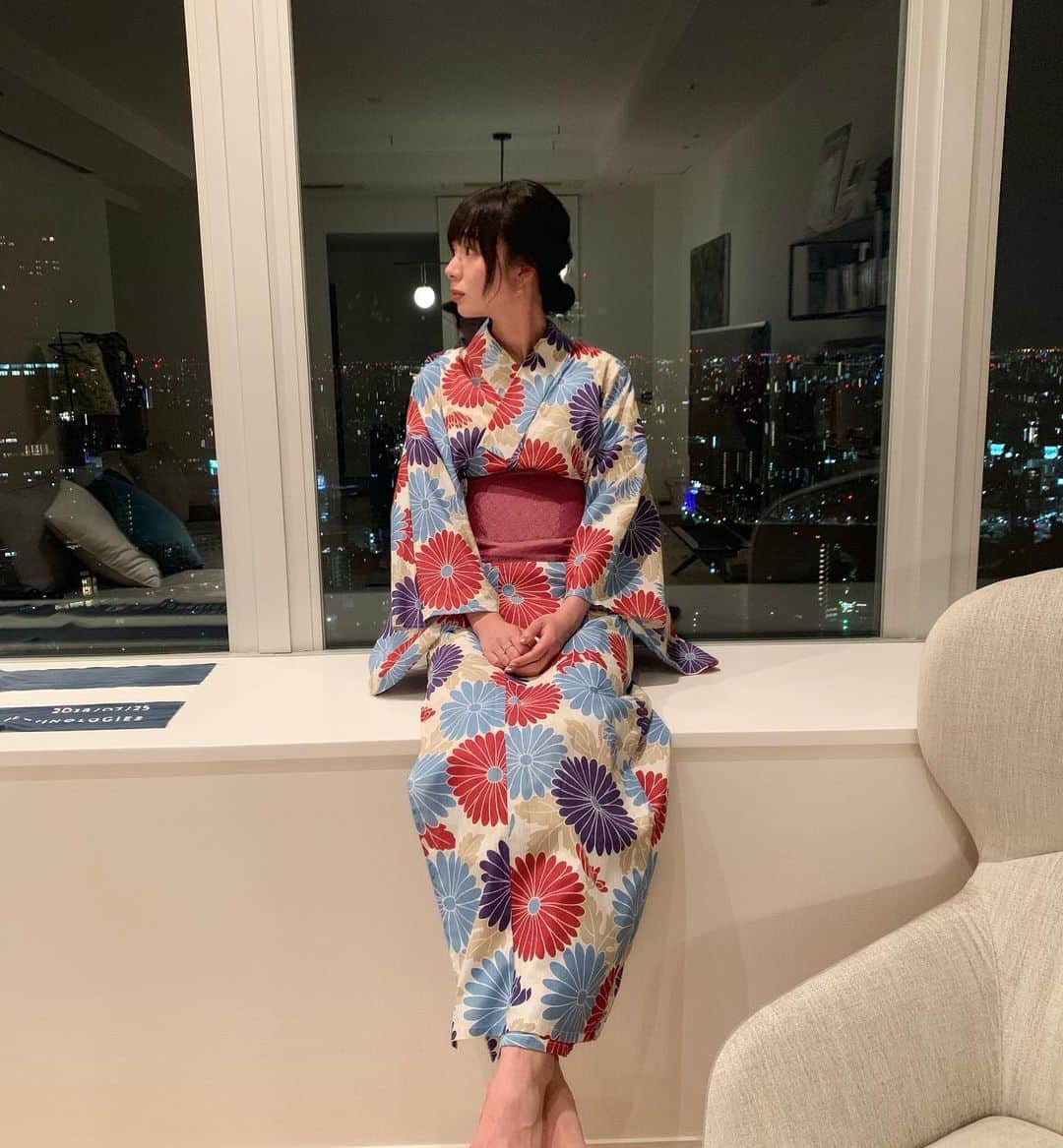 きなりのインスタグラム：「夏してきた🎇 今年は神宮花火を見に行きました☺️ える @l_jpn の作った浴衣をみんなで着てイベントへ👘🧡 ちょっと離れてた＆上から見たので何とも初めて見る花火の姿…でも楽しかった🤣☀️ 最後えるのおうちで浴衣姿を📸 和紙でできた折り鶴のイヤリングを付けてみたんですが、見えるかな… また来年もみんなで着て遊びたいな〜〜！」