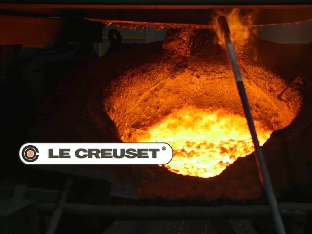 Le Creuset Japon　ル・クルーゼ ジャポンさんのインスタグラム写真 - (Le Creuset Japon　ル・クルーゼ ジャポンInstagram)「世界中にあるル・クルーゼのお鍋は、“すべてフランスの工場で職人が手作りしている“と知っていましたか？本日は鍋が製造される工場の様子をご紹介。 1500℃以上の高温で鉄を溶かし鍋型にした後、傷や割れの有無を一つずつ人の目で確認しています！カラーホーロー加工をした後も一つずつ、職人が確認。厳しいチェックを通過したものだけが出荷されます。創業以来変わらず一つひとつが手作り。世界で一つだけと知ると、ますます愛着が湧きますね。 . #ルクルーゼ #lecreuset  #手作り #handmade #職人 #ホーロー #ホーロー鍋 #フランス #france #madeinfrance #工場 #製造過程 #ものづくり #手仕事 #鍋 #料理」8月12日 18時00分 - lecreusetjapon