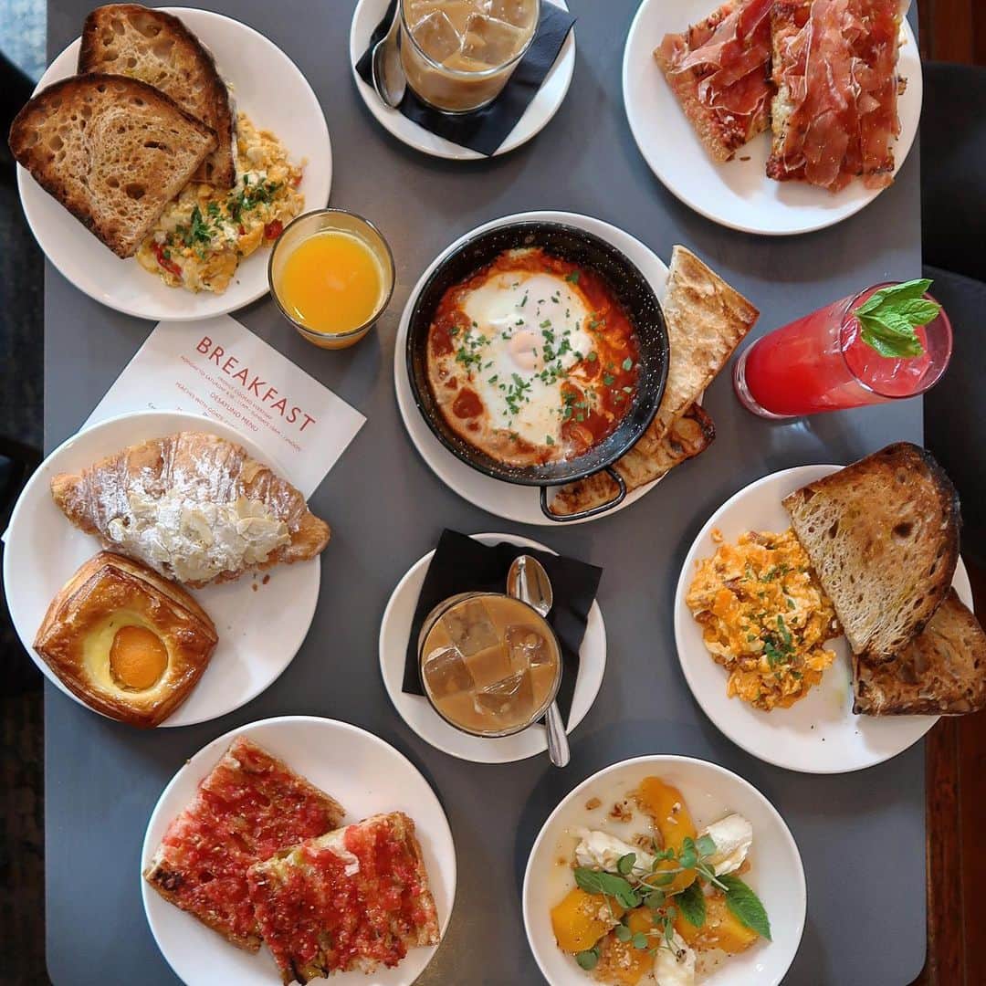 Eat With Steph & Coのインスタグラム：「How do you like your eggs in the morning? I like mine 1) scrambled with chorizo, 2) scrambled with veggies, 3) baked with more chorizo, with a generous serving of sourdough bread, iberico ham and pastries and fruits to top it off 😋  You’re looking at the new desayuno breakfast tapas menu from @brindisaspanishfoods and I know what you’re thinking, that shit looks dreamy. And you’re damn right 💓📷 @verna.banana #invite #breakfast #brunch #spanish #feast #spread #goals #onthetable #coffeetable #eggs #jamon #pastries #yum」
