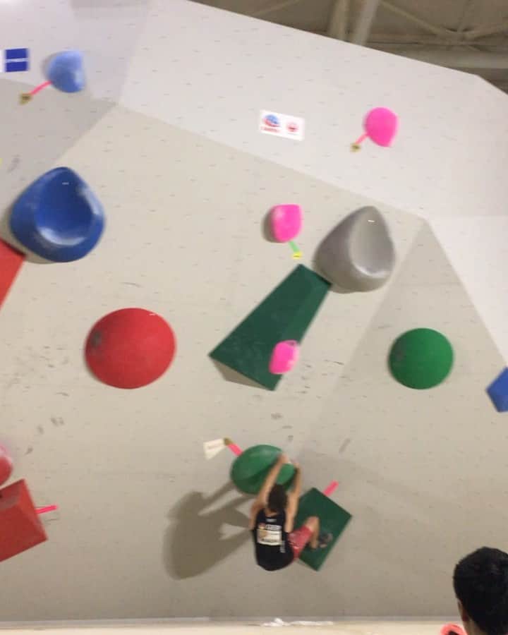 ヤン・ホイヤーのインスタグラム：「When I dropped the last move of boulder 5, I never thought I’d get to climb in semifinals. But after a few nerve wrecking hours I knew I had done just enough 😅 Psyched to be in semifinals alongside @yannick_flohe . . @mammut_swiss1862  @madrockclimbing」
