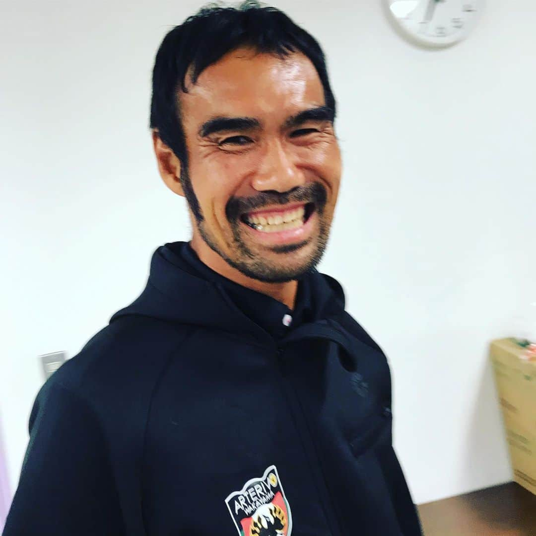 片山真人さんのインスタグラム写真 - (片山真人Instagram)「【ガチャスタグラム 濃い人編】  お盆、サンボン、三本菅崇✨ 花火、ボンボン、三本菅崇🎇 松本、ぼんぼん、三本菅崇😎  #大好きな大先輩 #みんなに愛される人 #めっちゃ濃い人代表 #めっちゃほり深い人 #平井堅といい勝負な人 #カバーリング能力が高い人 #あ〜ねっ が口癖な人 #三本菅崇 #アルテリーヴォ和歌山 #松本山雅FC OB #13 #こんな内容ですみません🙇‍♂️笑 #先日アルウィンに凱旋 #それにしても濃ゆい #兄貴 #仲間 #ファミリー #小林陽介 #今井昌太 #片山真人 #gacha #ガチャ #onesoul #高槻から松本って遠いなやっぱ… #右脚攣るわ❌ #お盆」8月12日 18時02分 - gachastagram.11