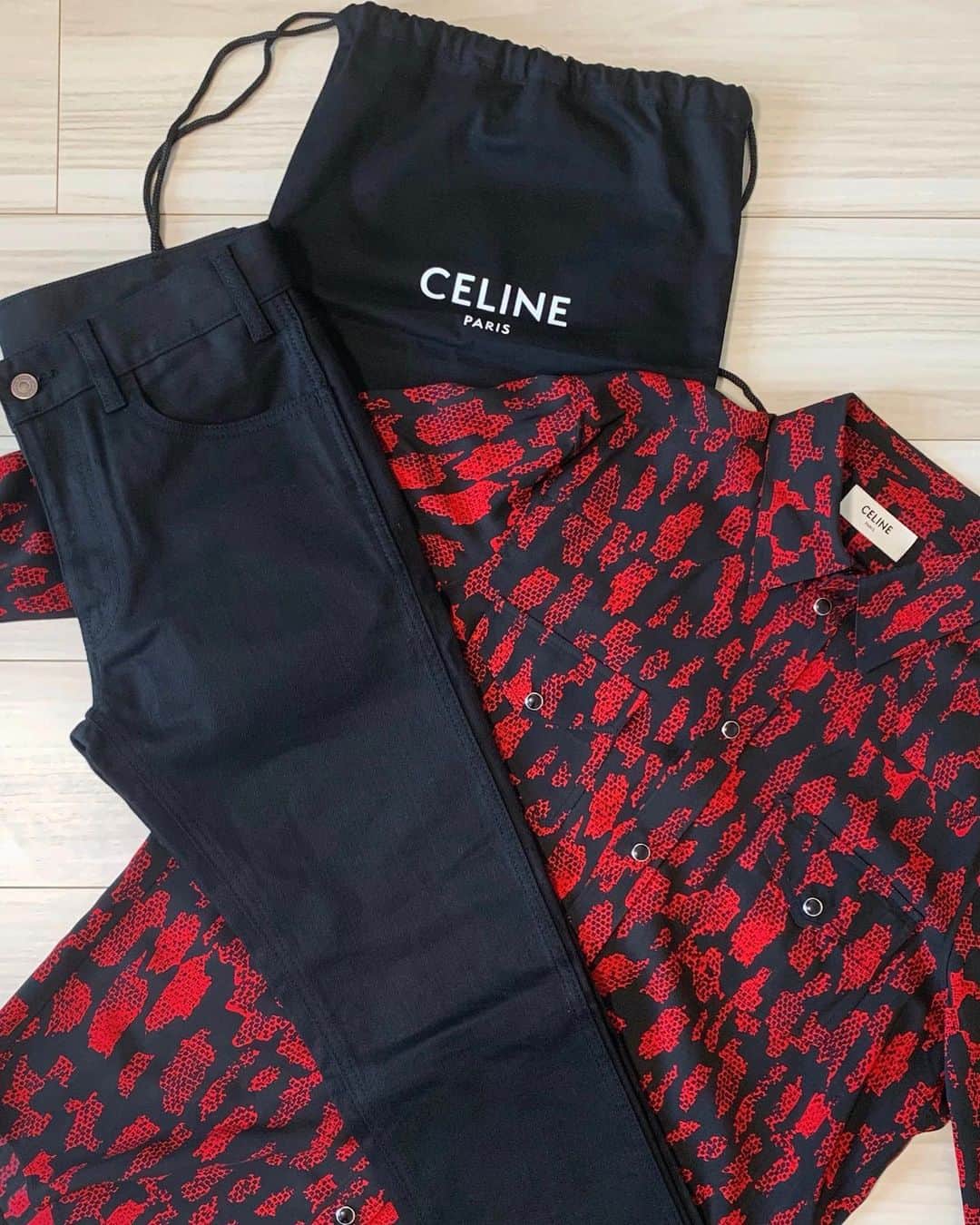 出井直助さんのインスタグラム写真 - (出井直助Instagram)「. ⚫️🔴〜 new item 〜 🔴⚫️ . shirt & denim :  @celine . #celine#celinemen#hedislimane」8月12日 18時03分 - ocean_naosuke