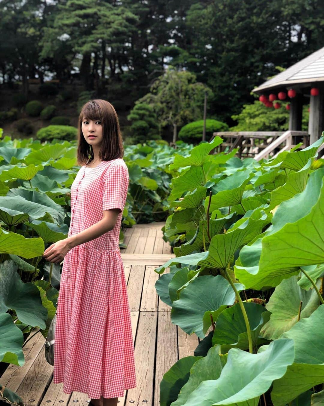 水野まいさんのインスタグラム写真 - (水野まいInstagram)「蓮の葉〜🌿. トトロみたいに ん〜ってやりたかったけど自粛☺️←. . . 早くジブリパーク出来て欲しいである🥺🥺. . . ワンピースはお母さんのお下がりです☺️💓. . .  #夏休み #夏休みの思い出 #夏 #お盆 #お盆休み #お盆休み満喫 #ボブ #ボブヘアー #ミディアムヘア #ミディアム #ミディアムボブ #ビジョビ #アイドル #千葉 #千葉公園 #千葉公園の大賀ハス #千葉公園駅 #大賀ハス #蓮の葉 #蓮 #おさがり #おさがりコーデ #公園コーデ #公園」8月12日 18時04分 - predia_mizuno_mai