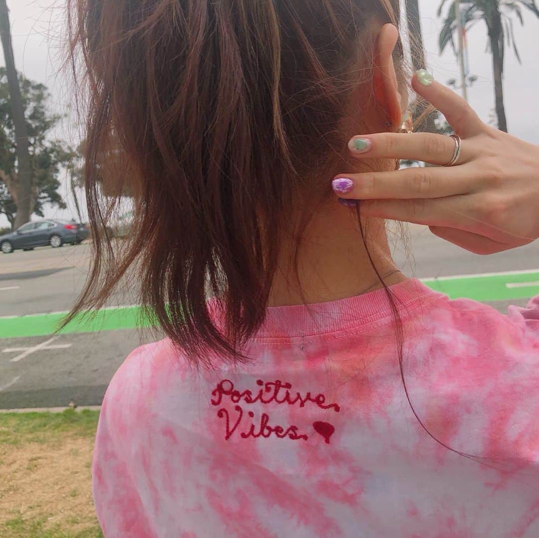 高橋有紀のインスタグラム：「positive vibes❤︎ Tシャツ3枚に刺繍してもらった @lotstockandbarrel  #おさかなゆきの旅  #メルローズ」