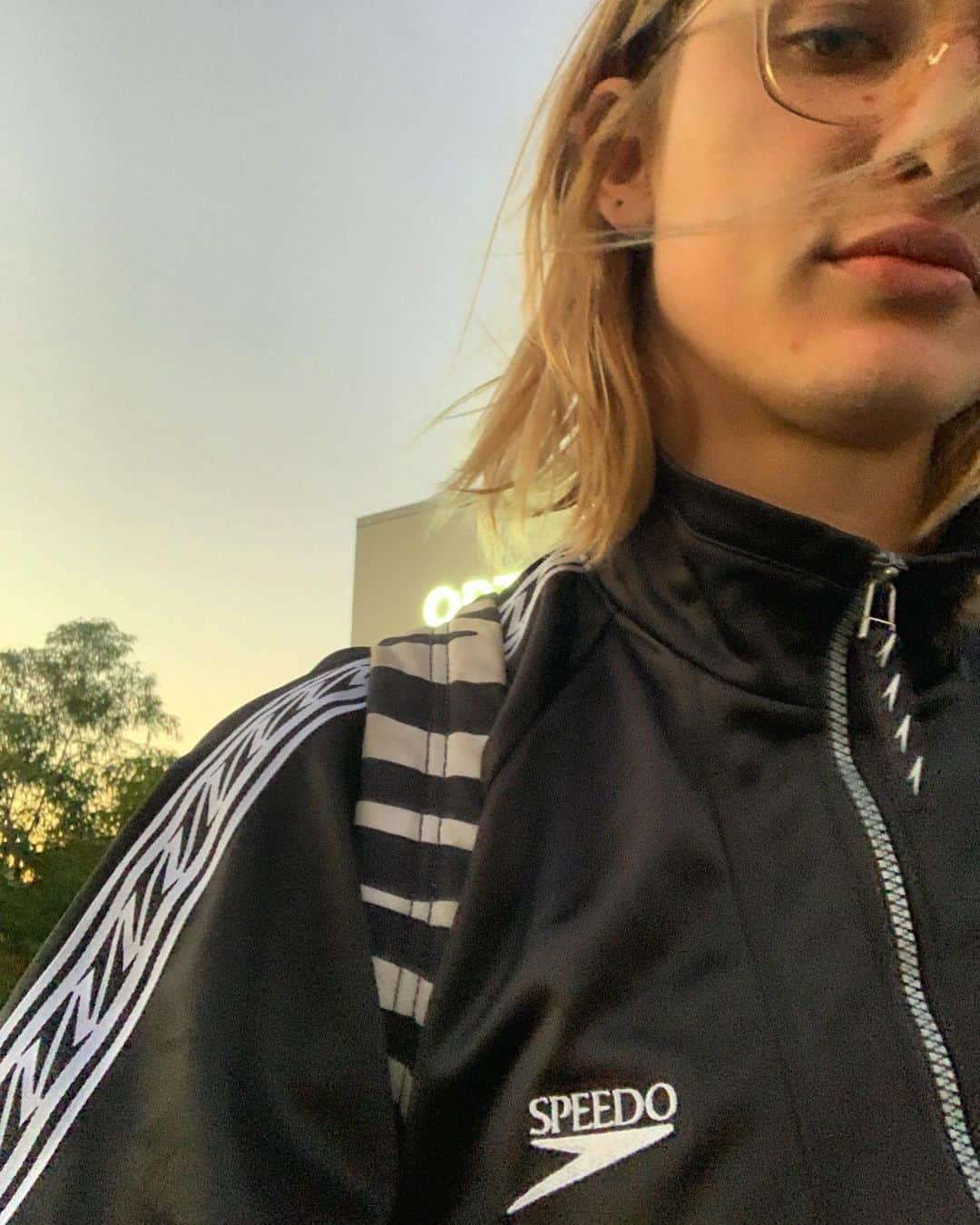 マデリン・グローヴスのインスタグラム：「👽🌪💣🥋🖤🦓」