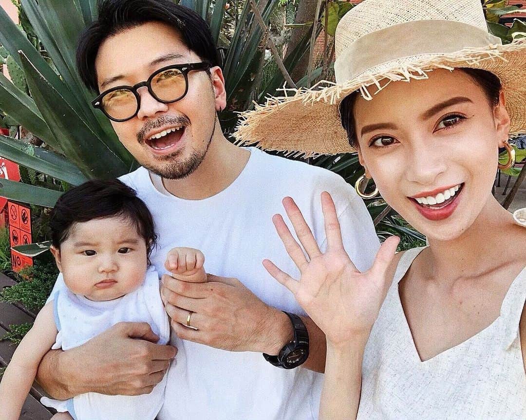 ソンイのインスタグラム：「三連休&お盆は皆さんいかがお過ごしですか🍉🌻🎐？ 我が家は1日お出かけ1日お家ごろごろ、そして今日はこれからハワイ旅行の姉家族のロコ🐶を預かってからみんなで小籠包ランチ🥟して、トイザらスで息子のおもちゃや離乳食グッズをたくさん買った休日でした🥰 お盆休みはないけど充実休日🍉👒🌻🎐 今から息子のジャンパルーとベビーチェアを組み立てるぞー！笑 #男の子ベビー #生後4ヶ月 #家族写真」