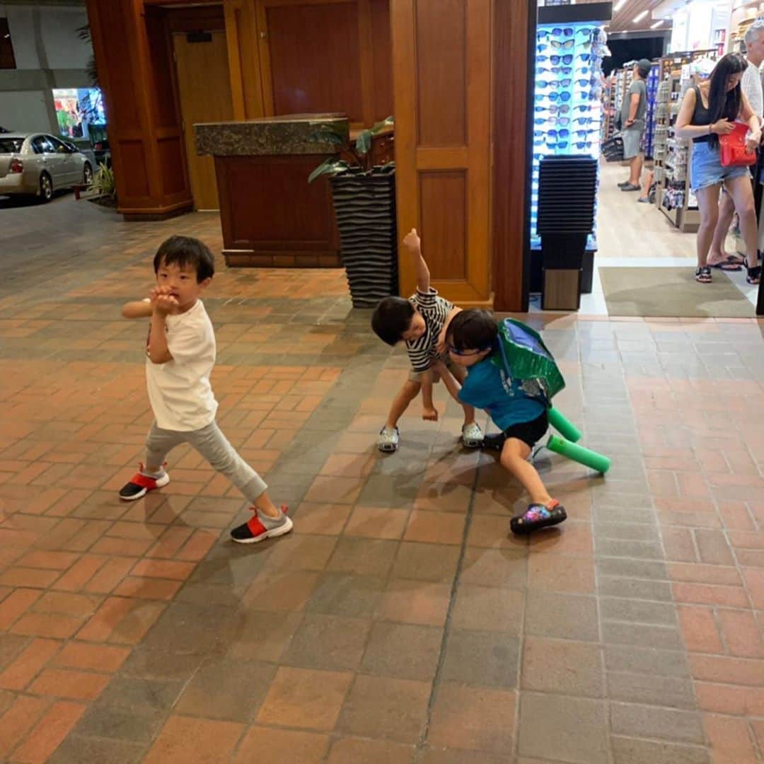 渡香奈さんのインスタグラム写真 - (渡香奈Instagram)「亀ちんとも合流でき子供達は毎日楽しく遊べました！😂海外の学校は作ってくるものが可愛すぎる❣️タートルズになりきったまま食事にも😅w 麒麟は2回くらい行きましたー！Morimotoも素敵なロケーションでもう一回行きたかったなぁ✨ #hawaii #ハワイ #ハワイグルメ #食いしん坊 #プチ留学 #サマーキャンプ #summercamp #アクティビティ #タートルズ #kirinrestaurant #麒麟 #中華 #morimoto」8月12日 18時13分 - kanarina1261