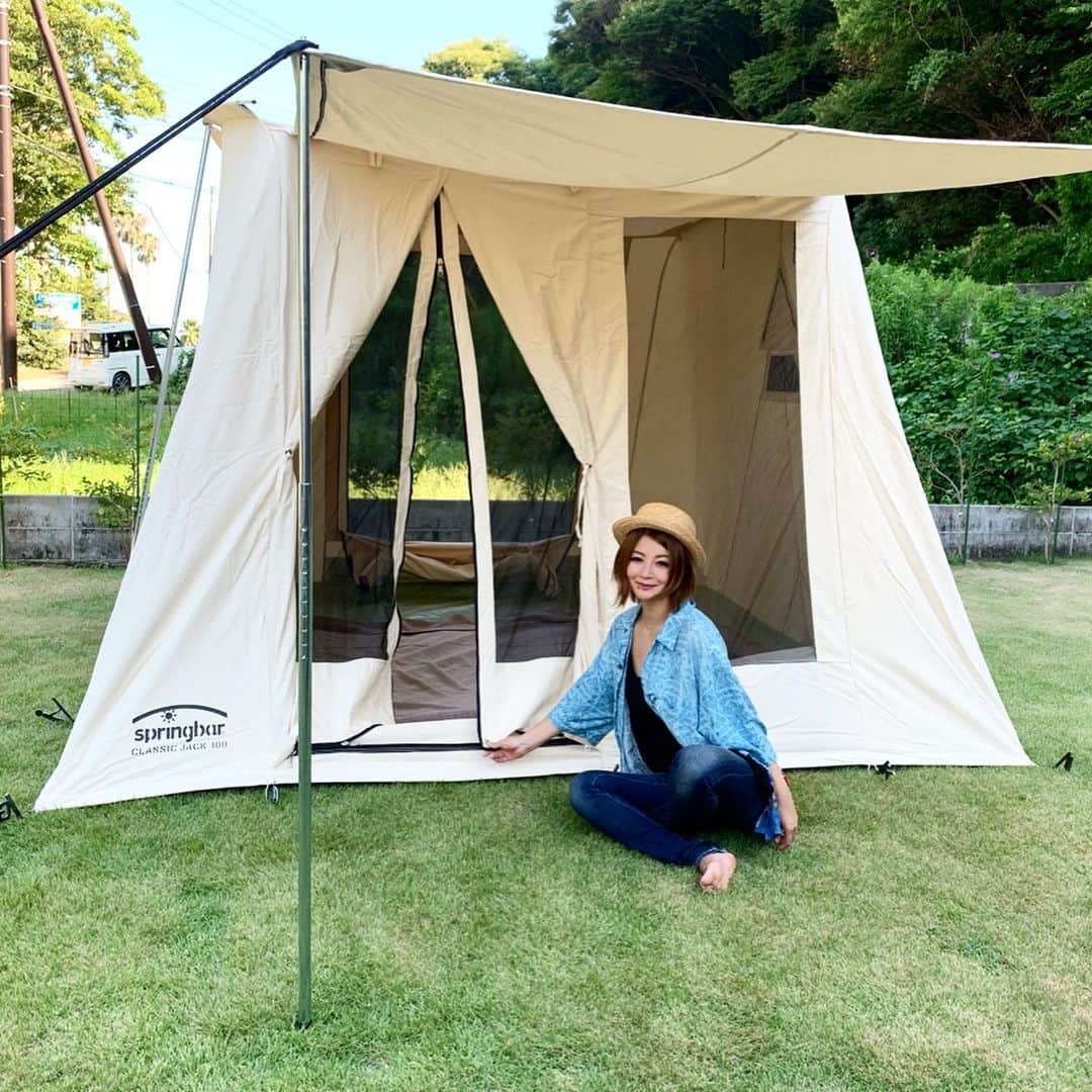 DJGEKIKARAのインスタグラム：「初のカーカムス設営⛺️✨ キャンプまでに可愛いペグも届いた💕 シロカズさんに教えてもらってなんとか出来た🏰✨👏 意外と中も広くて四人は寝れる‼️早く道具集めて女の子だけでキャンプしたいー🏕 夜はみんなで一品ずつ作ってご飯食べた🍚私は暑かったしソーメンにしたょ🍅✨ #キャンプ女子 #カーカムス #ビーチキャンプ #hibanas #夏の思い出 #キャンプ飯」