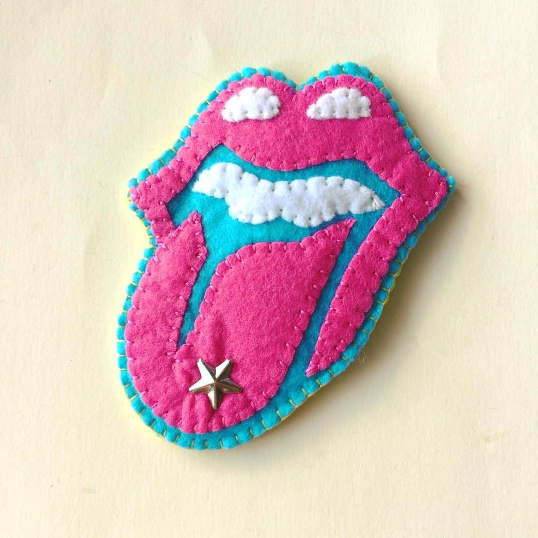 おおたうにさんのインスタグラム写真 - (おおたうにInstagram)「"Lips and Tongue" brooch / handmade gift💘 イベントに来てくださった読者さんにいただいた手作りブローチ❣️ なんと丁寧なつくり…(΄◉◞౪◟◉｀)✨ ありがとうございます💕 #今日のアクセサリー #accessory #fashion #accessoriesoftheday #handmade」8月12日 18時20分 - outa_uni