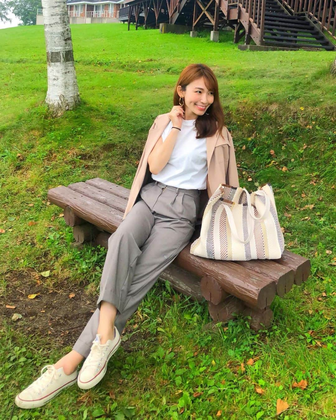 shizuka.watanabeさんのインスタグラム写真 - (shizuka.watanabeInstagram)「♡♡♡ ・ ・ 大自然〜🌱🌱🌱 ・ お昼は自然溢れるテラスでランチ🍽 北海道ってほぼ森なの？って思うぐらい自然がたくさん‼️ ・ ・ 今日からは函館！ これから赤レンガの予定〜💗 ・ 函館で何かオススメのグルメや観光スポットがあれば教えてください♬ ・ ・ ・ ・ #lavishgate #converseallstar #converse #sono #ameri #r_fashion #北海道 #北海道旅行 #家族旅行 #3世代旅行 #tabi #旅行 #カジュアルコーデ #きれいめカジュアル #旅行コーデ #スニーカーコーデ #アラサーコーデ #30代コーデ #アラサーファッション #30代ファッション30代オシャレ」8月12日 18時26分 - shizuka.watanabe