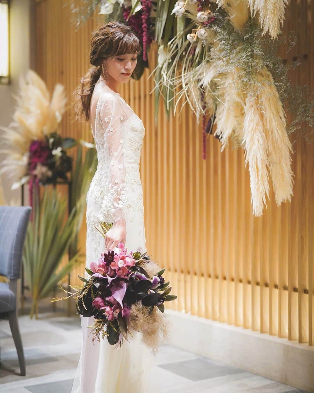 ARCH DAYS Weddingsさんのインスタグラム写真 - (ARCH DAYS WeddingsInstagram)「ここ数年の結婚式は新郎新婦の好みに合わせ、テーマを設定するのが定番となっていますよね🕊﻿ ﻿ ﻿ 結婚式のコンセプトは毎年トレンドが生まれますが、いつの時も根強い人気のテーマが「 #モダンウェディング 」。﻿ ﻿ ﻿ 今回は、モダンウェディングを叶えるためのポイントをご紹介♡﻿ ﻿ ﻿ ▽このCOLUMNを見るにはストーリーズを☑️﻿ モダンな結婚式にしたい！抑えるべきポイントをピックアップ﻿ ﻿ ﻿ ﻿ ▽ARCH DAYSトップページはこちらから☑﻿ @archdays_weddings﻿ プロフィールのリンクから👰🏻﻿ ﻿ ﻿ ▽バースデー・ベビーシャワーなどの情報を見るなら💁🎉﻿ @archdays﻿ ﻿ ﻿ ----------------------﻿ #archdays #ウェディングテーマ #ウェディングテーマカラー #結婚式テーマ #結婚式テーマカラー #結婚式テーマ迷子 #ウェディングアイテム #オリジナルウェディング #ウェディング準備 #ウェルカムスペース #ウェルカムスペース装飾 #ウェルカムスペースアイテム #ゲストテーブル #ゲストテーブル装花 #ゲストテーブル装飾 #ウェディングヘアメイク #ブライダルヘアメイク #結婚式髪型 #結婚式 #ウェディング #ブライダル #プレ花嫁 #プレ花嫁準備 #卒花嫁 #卒花 #2019春婚 #2019夏婚 #2019秋 #2019冬婚 ﻿ ----------------------﻿ https://archdays.com/column/2019/08/12/46198﻿ ----------------------」8月12日 18時24分 - archdays_weddings