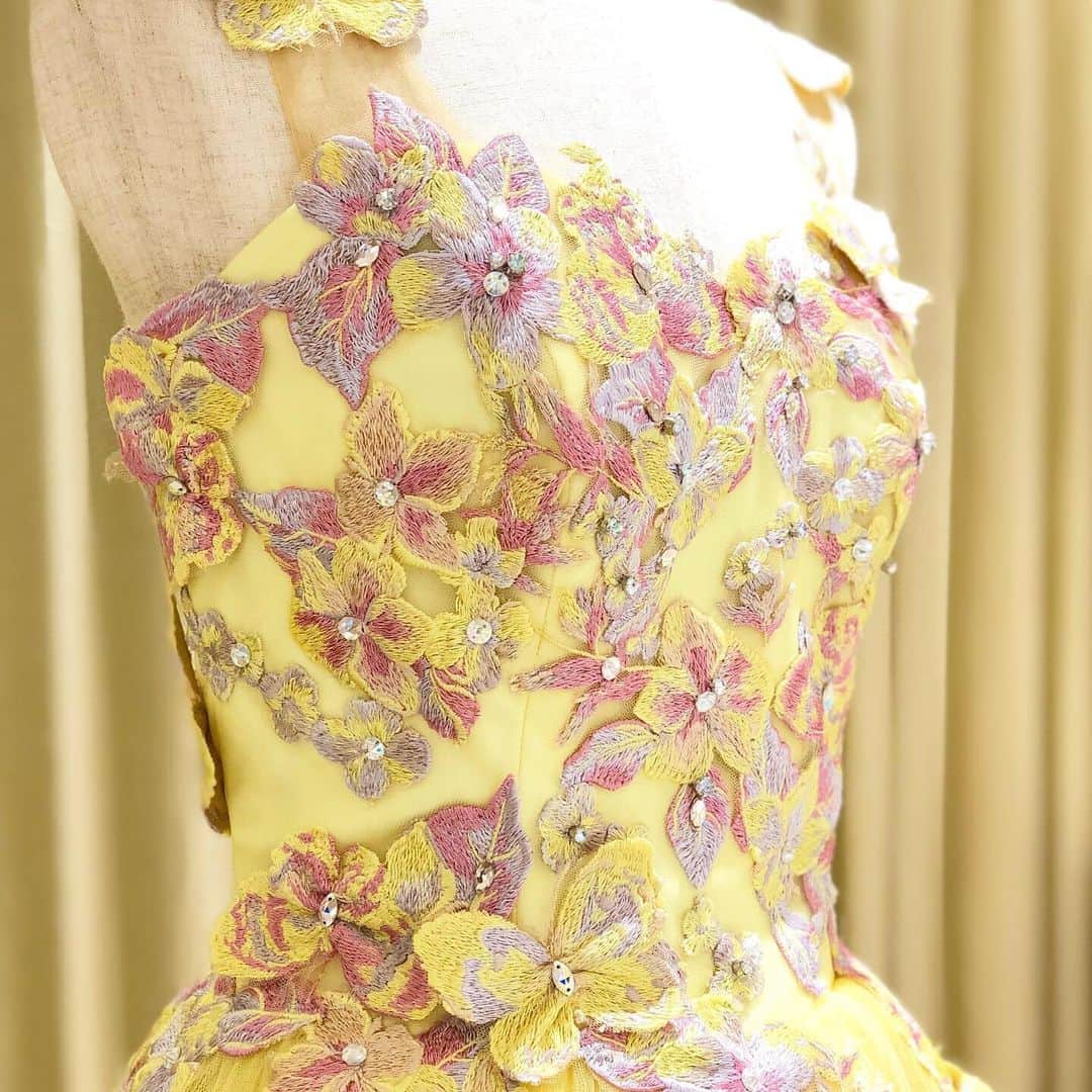 THE HANYさんのインスタグラム写真 - (THE HANYInstagram)「【 Papillon パピヨン 】#thehanyパピヨン . . ところどころに蝶々が楽しげに舞う刺繍が印象的なインポートレースを 身頃からスカートにかけてレイアウトしたデザイン。 . ベースカラーのイエローにスカート裾にはチェリーピンクを差し込んだことでうまれるグラデーションが、花嫁様が歩くたびに表情を変えていきます。 . ヌーディーなヨークスタイルか、 シンプルなベアトップか、花嫁様のお好みでアレンジが可能です。 . 撮影の時のオフショットムービーも載せています📽ふわふわダウンスタイルをつくってくださったのは、 @blanche_bride の皆様です✨花嫁の皆様、ぜひヘアメイクのご参考になさってください♡ . . #thehany_yellowdress  #thehany_gradationdress  #thehany_colordress  #thehany #伊藤羽仁衣 #ウェディングドレス #カラードレス #幸せモチーフ #花嫁ヘア」8月12日 18時26分 - thehany_official