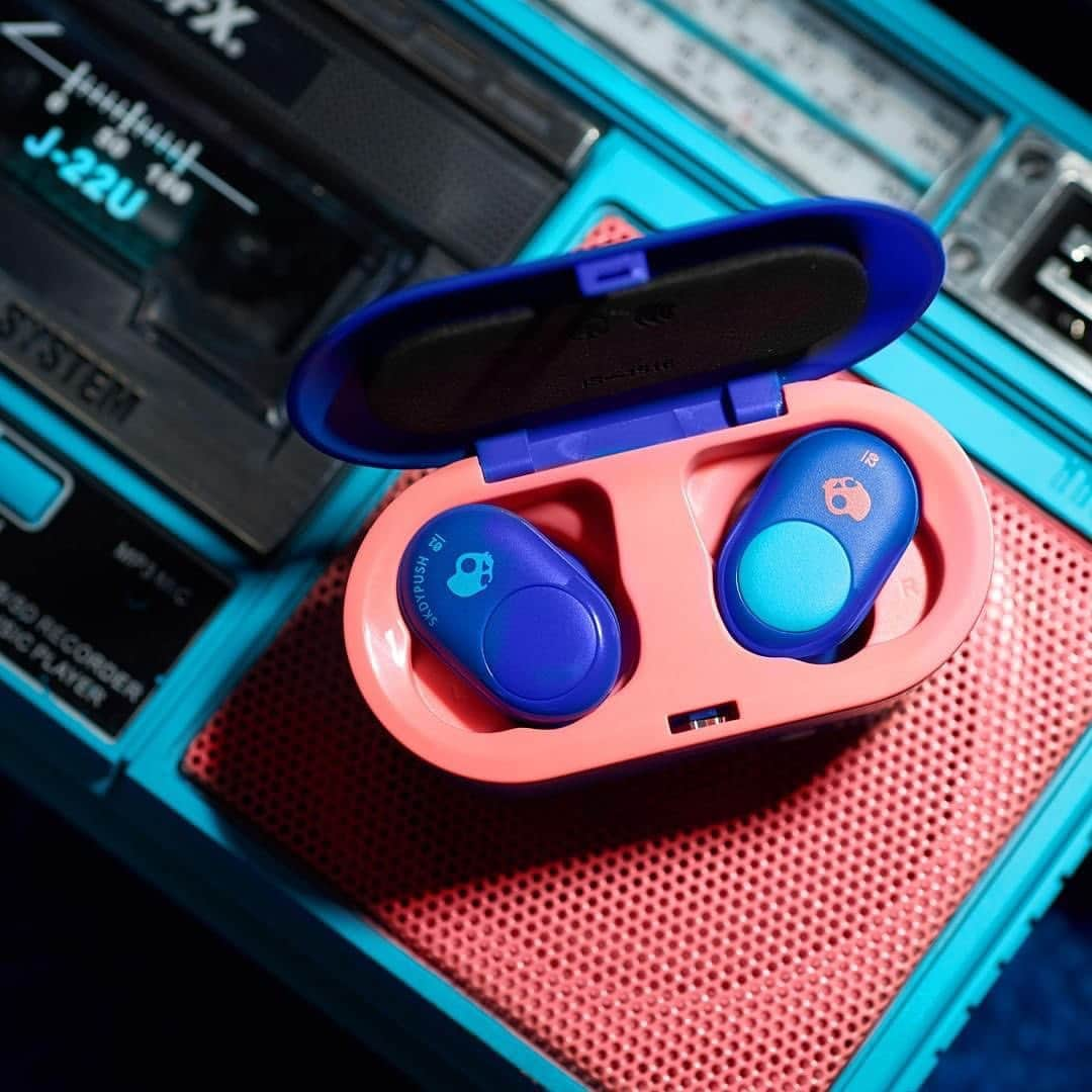 Skullcandy Japanさんのインスタグラム写真 - (Skullcandy JapanInstagram)「ラッドなPushフライブルー🌀 古き良きスタイルを取り入れ、今もお洒落でイケてるフライブルー色🌀  Skullcandyロゴとボタン部分を左右非対称に配色🌀  #FeelSkullcandy #FeelRad #スカルキャンディー #ラッド」8月12日 18時28分 - skullcandyjapan