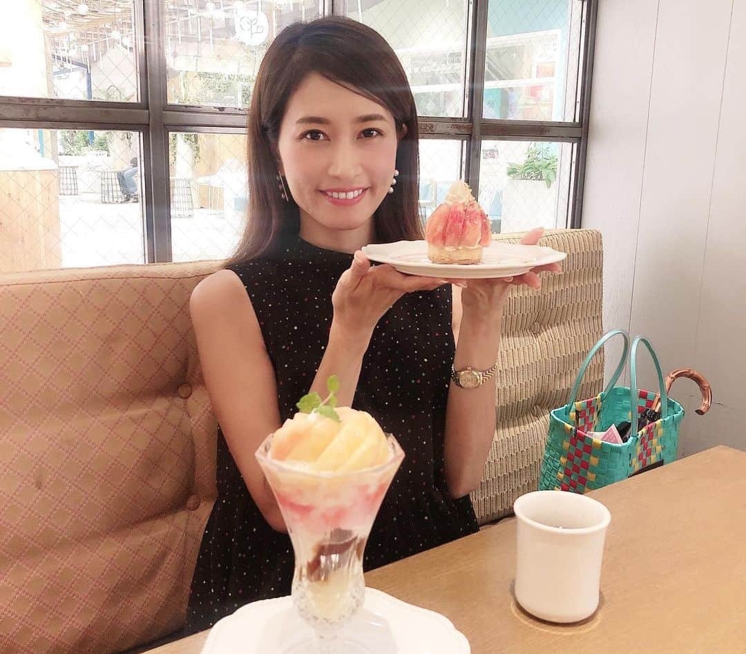 KAORI.OMURA 大村香織さんのインスタグラム写真 - (KAORI.OMURA 大村香織Instagram)「グルテンフリー生活をしている私にスイーツが食べれるお店を教えてくれたのはアレルギーナビゲーターの @manahosokawa ・ 桃🍑タルトが食べれたー♡ しかも桃多め♡ ・ 新宿丸井本館にあるフタバフルーツパーラーさん♡ @futabafruits ・ グルテンフリーだけでなく牛乳などのアレルギーにも対応してくれるお店でした✨ ・ 全く無知の私に色々とお店の情報を教えてくれたりアドバイスをくれた真奈ちゃん😢ありがとう🙏✨ ・ 美味しく楽しくお食事ができるって凄く大切な事だと最近身を持って感じております。 ・ マイペースなグルテンフリー生活ですが記録も残して行きますので、今後お付き合いいただけたら嬉しいです☺︎ ・ #桃タルト #グルテンフリー#グルテンフリースイーツ #桃#新宿#新宿丸井 #アラサー#アラフォー#アラフォーライフ#グルテンフリー生活#glutenfreetokyo #glutenfreesweets #Glutenfree#glutenfreelifestyle#フタバフルーツパーラー#フルーツ#フリーランス」8月12日 18時29分 - kaori.omura