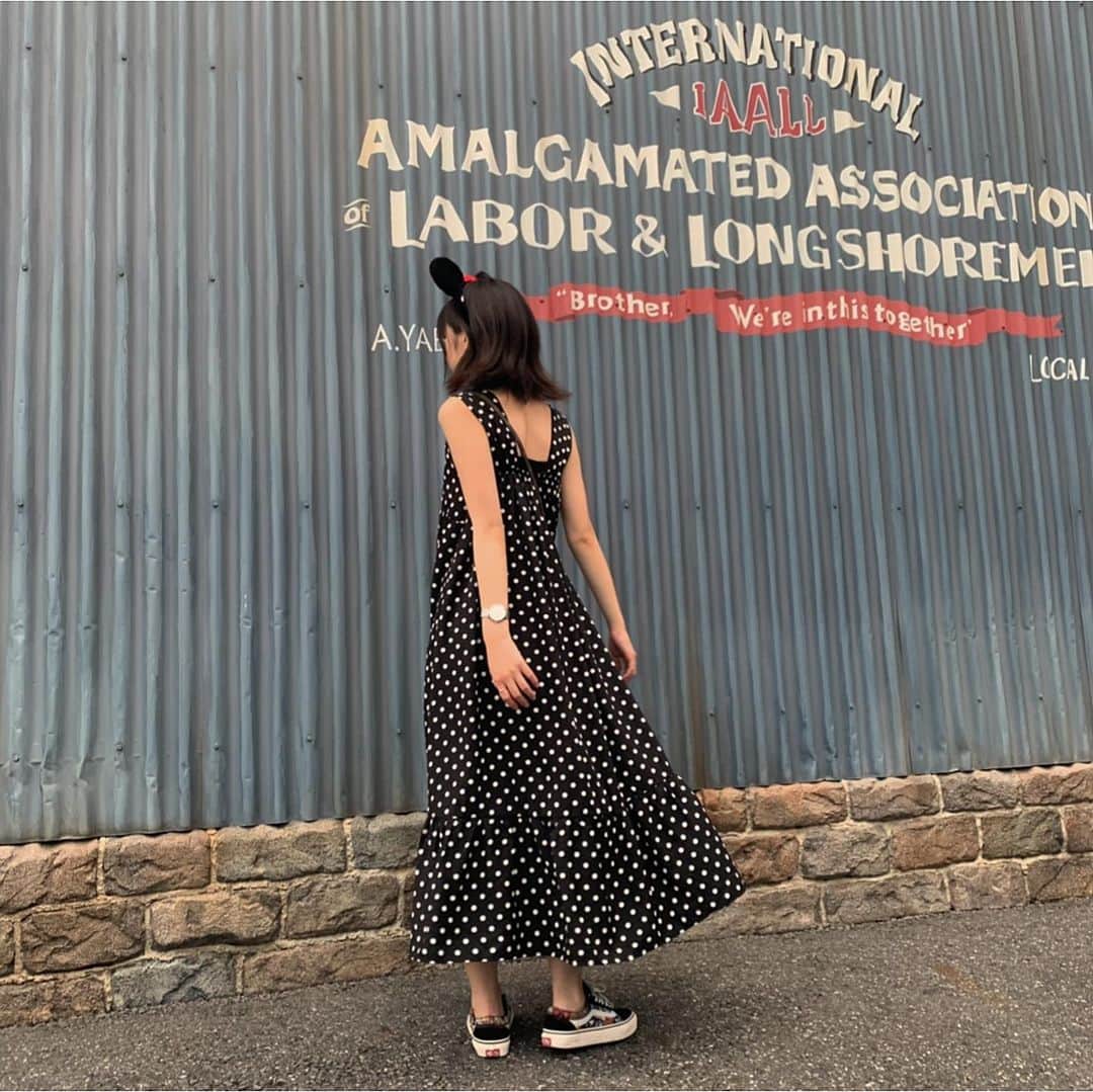 前田亜美のインスタグラム：「. . 全身載せてなかったなぁって. (＾ν＾). . . ドットのロングワンピース. . もう外暑すぎて1枚でサラッと着れる服、ありがたい¨̮. . #ディズニーコーデ #シミラールック もしやすいよ #ドット　#ミニーちゃん」