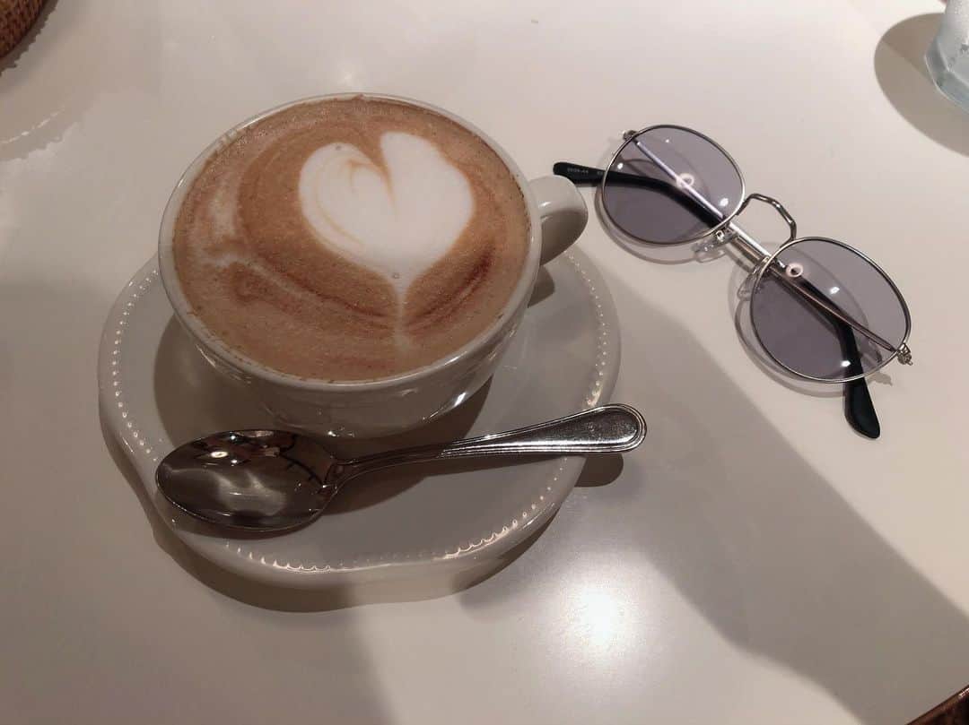並木瑠璃のインスタグラム：「お気に入りが増えた。 . #coffeetime#coffeestand#cafe#カフェ#サングラス#眼鏡#置き画」