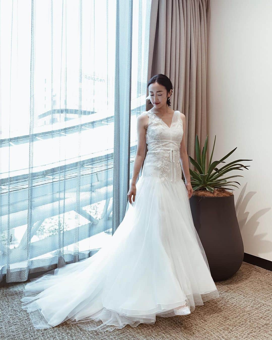 泉見祐希のインスタグラム：「. 阪急3階にてbridal showでした。 フロアで歩くのはいつもと違って新鮮！目元にフェザーをつけて🦢」
