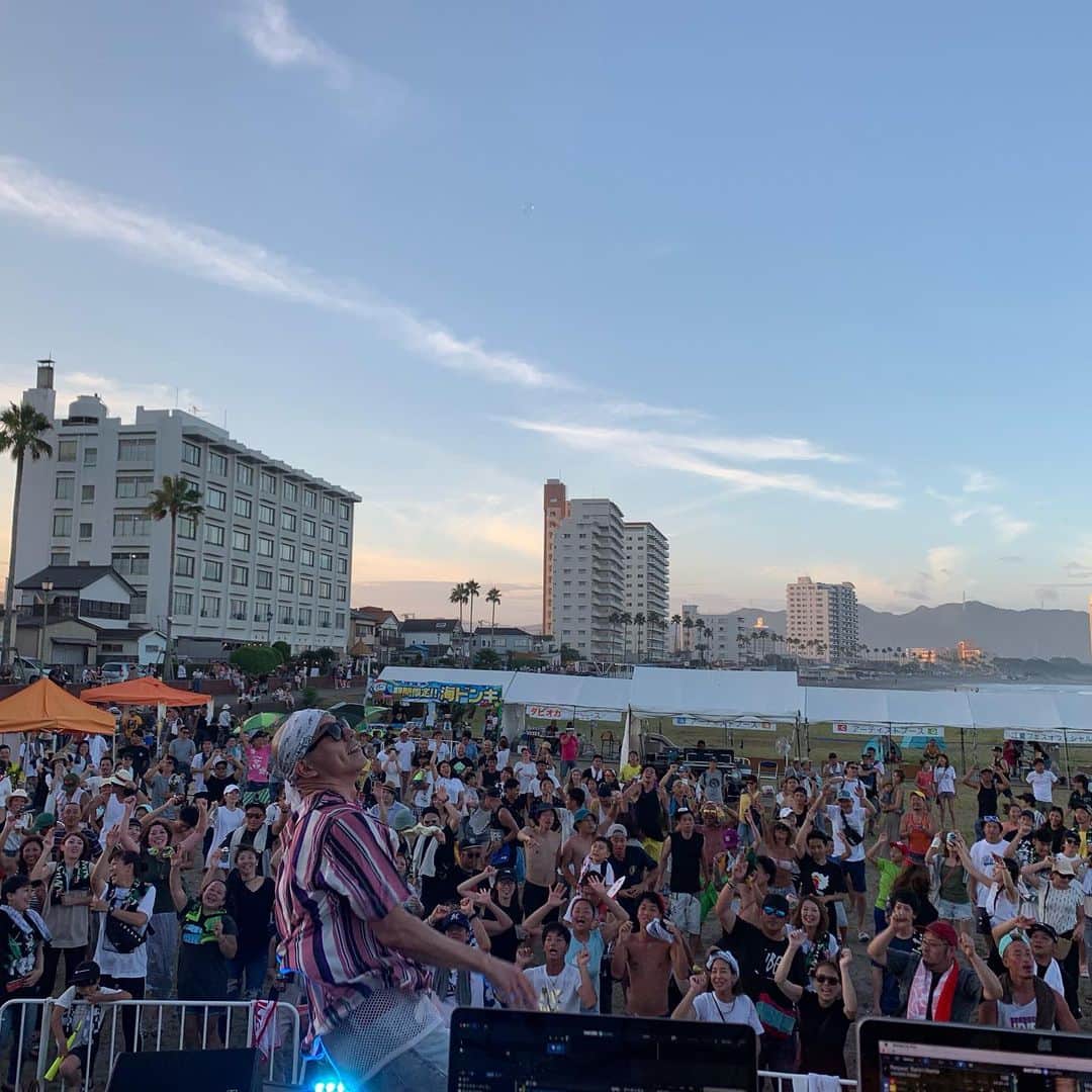 MIGHTY CROWNのインスタグラム：「Vibes was Maaad! In #kamogawa ＃鴨川 ローカル から  千葉県民 バイブス 熱い🔥 最高でした！ ありがとう😊 また音で遊ぼう！ #mightycrown #stageshow #killaz #mightysurfclub #musicislife」