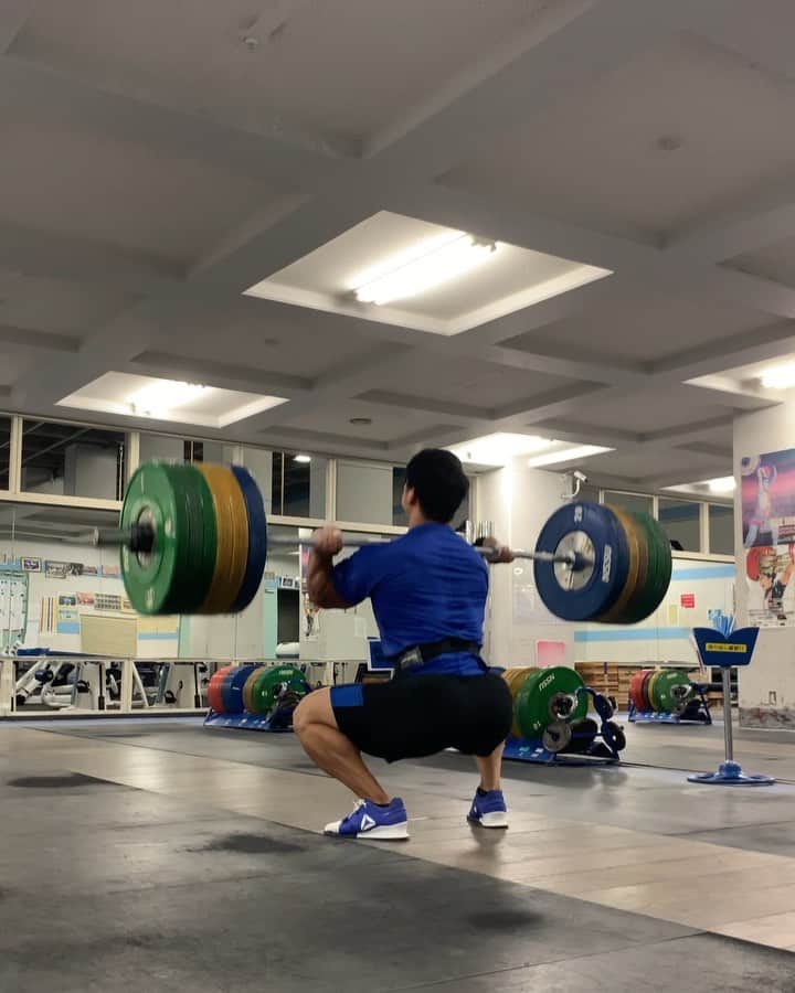 山本俊樹のインスタグラム：「- clean & jerk 180KG  @nssuwlclub1  日体大トレーニングセンター使い放題  完成度 clean 90% jerk 50% 😂  #ウエイトリフティングやろうぜ #weightlifting #snatch #cleanandjerk #squat #deadlift  #耐えて勝つ #率先垂範 #山本俊樹 #LEGACYLIFTER」